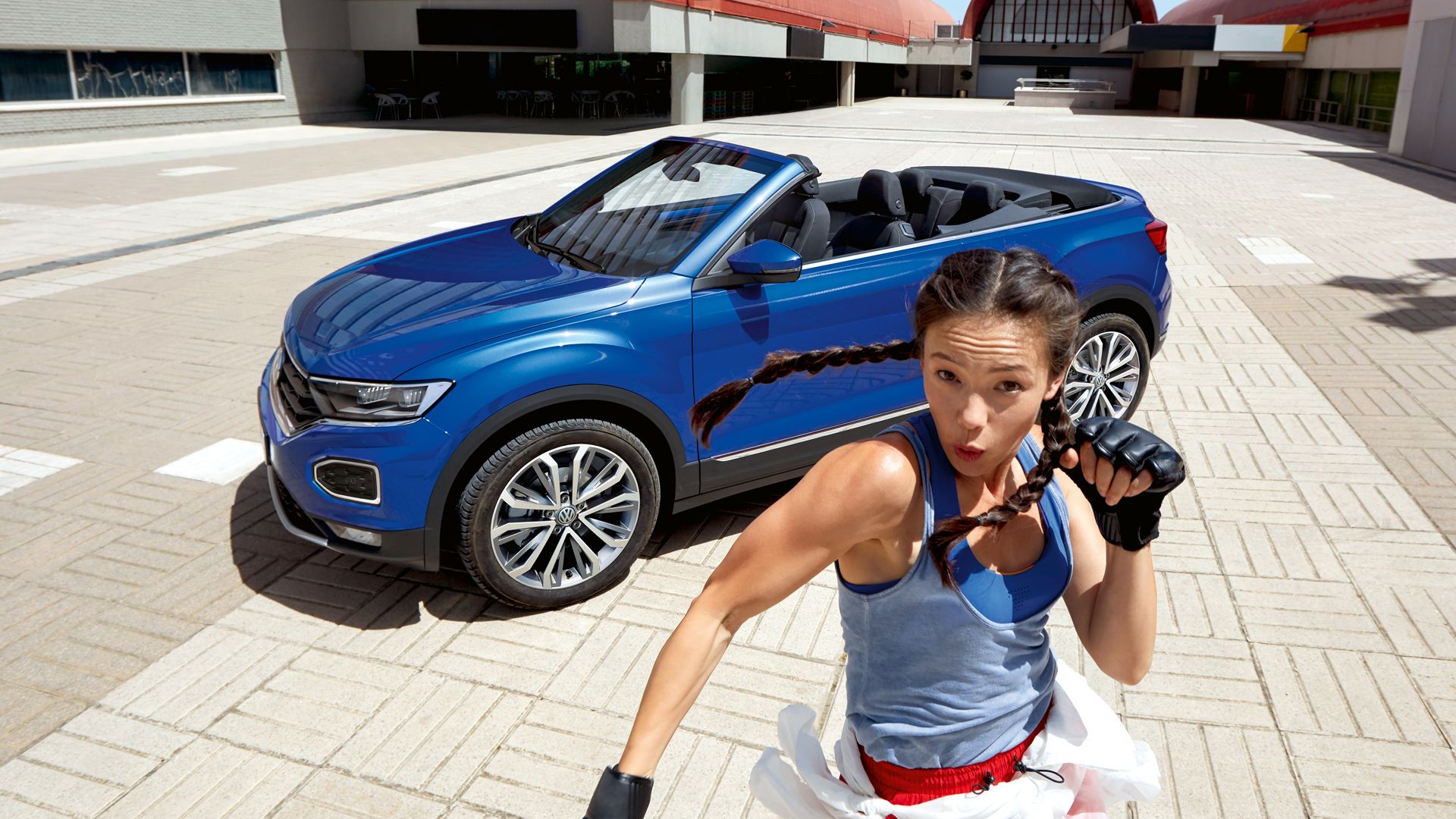 Ženska pleše pred T-Rocom Cabriolet Style