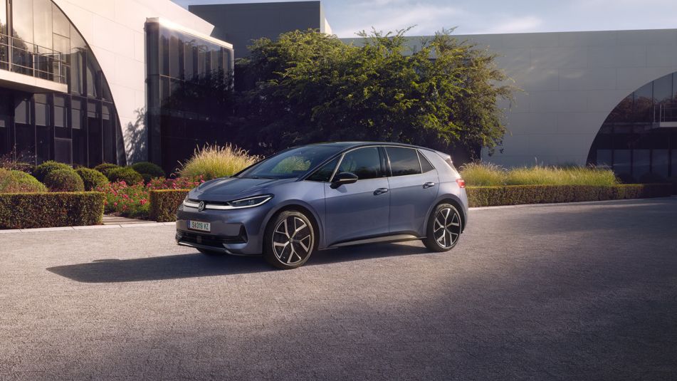 Moder VW ID.3 Neo je parkiran pred sodobno stavbo