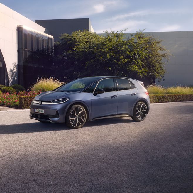 Moder VW ID.3 Neo je parkiran pred sodobno stavbo