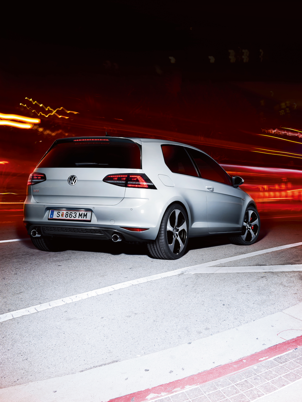 VW Volkswagen Golf 7 GTI bele barve prikaz od zadaj