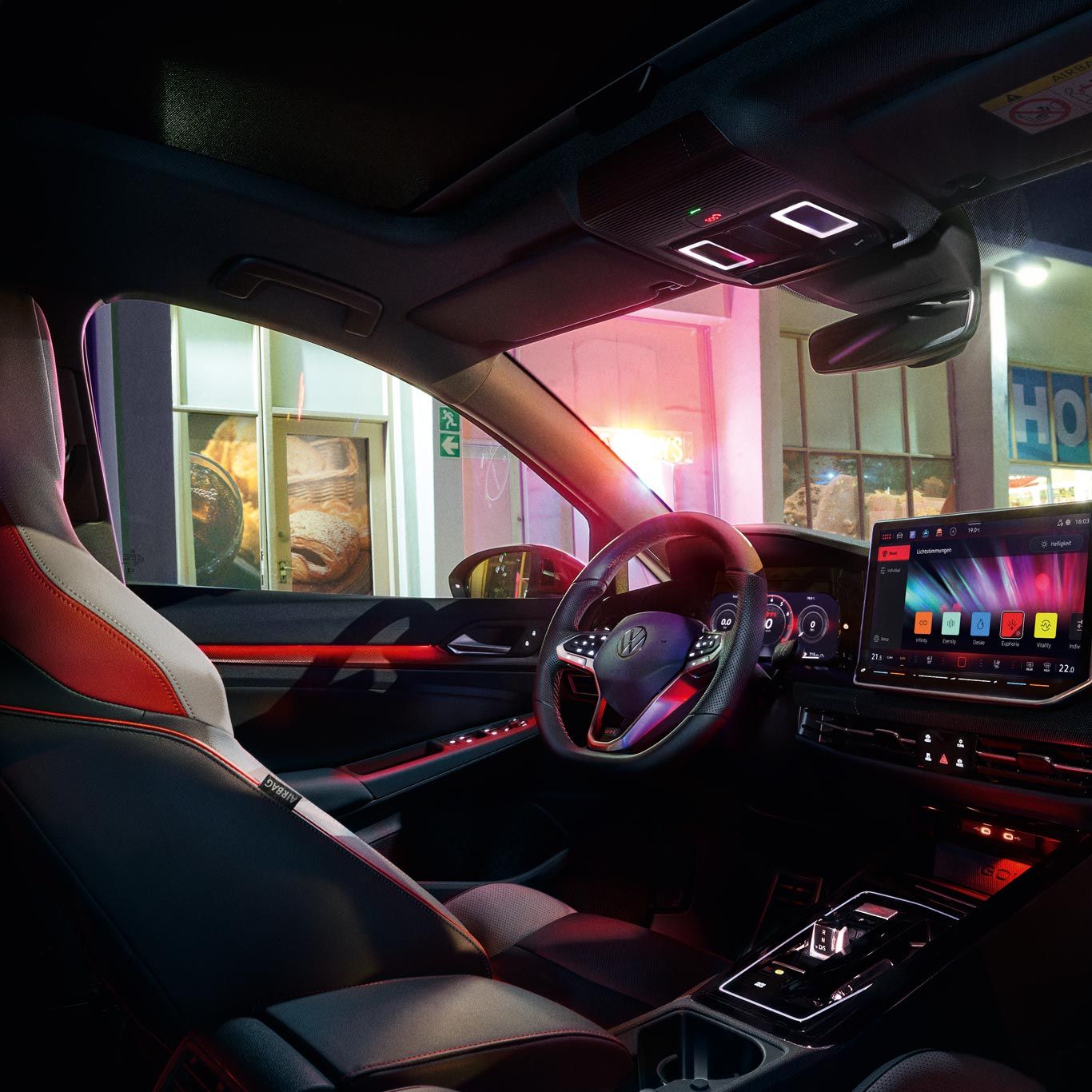 "Notranjost VW Golfa GTI z vključeno ambientno osvetlitvijo. "
