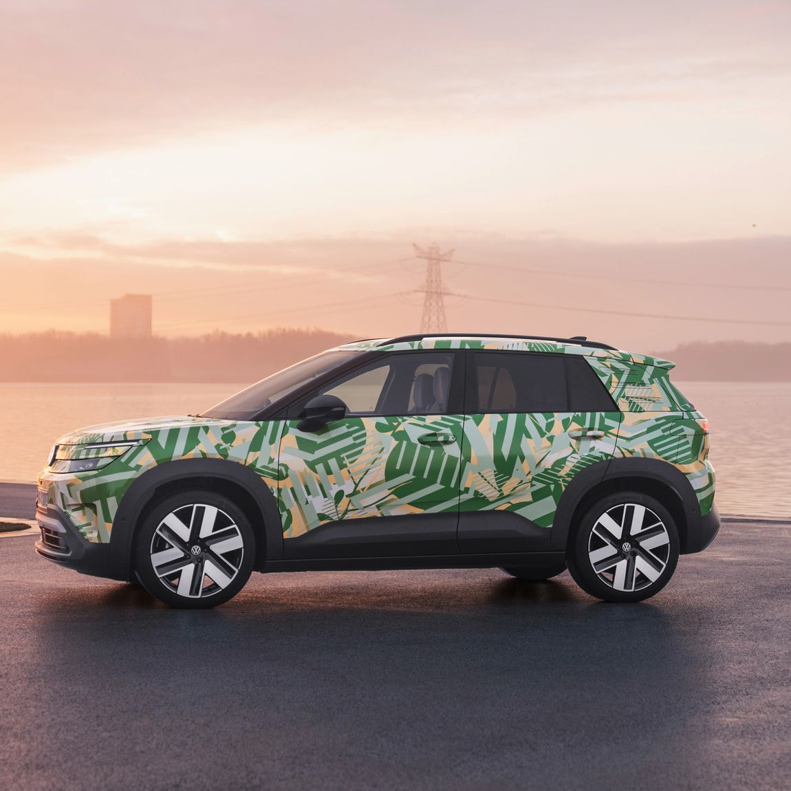 Stranska silhueta modela VW ID. Cross z maskirno folijo. V ozadju je viden obris mesta.