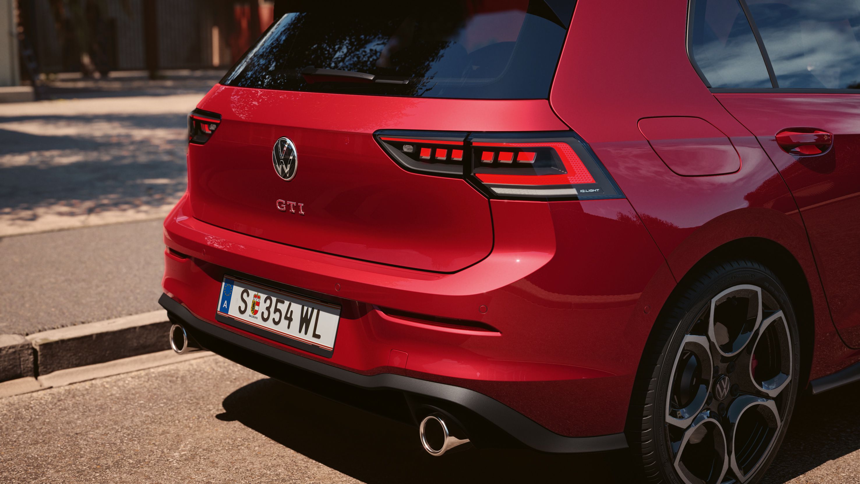 matrični LED-žarometi pri rdečem VW Golfu GTI.