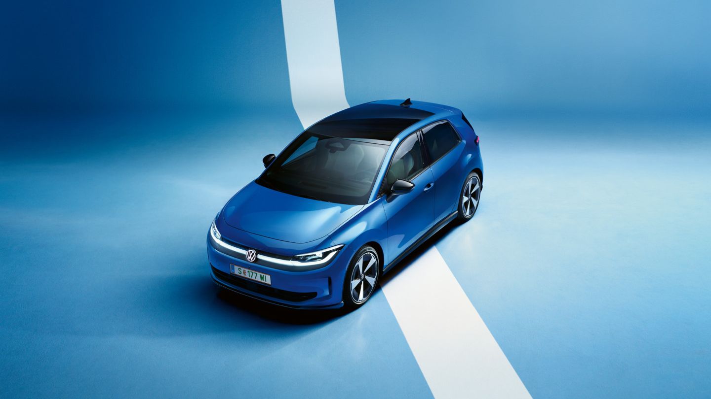 Pogled od zgoraj na sprednji del modrega VW ID. Polo slog na svetlo modrem ozadju.