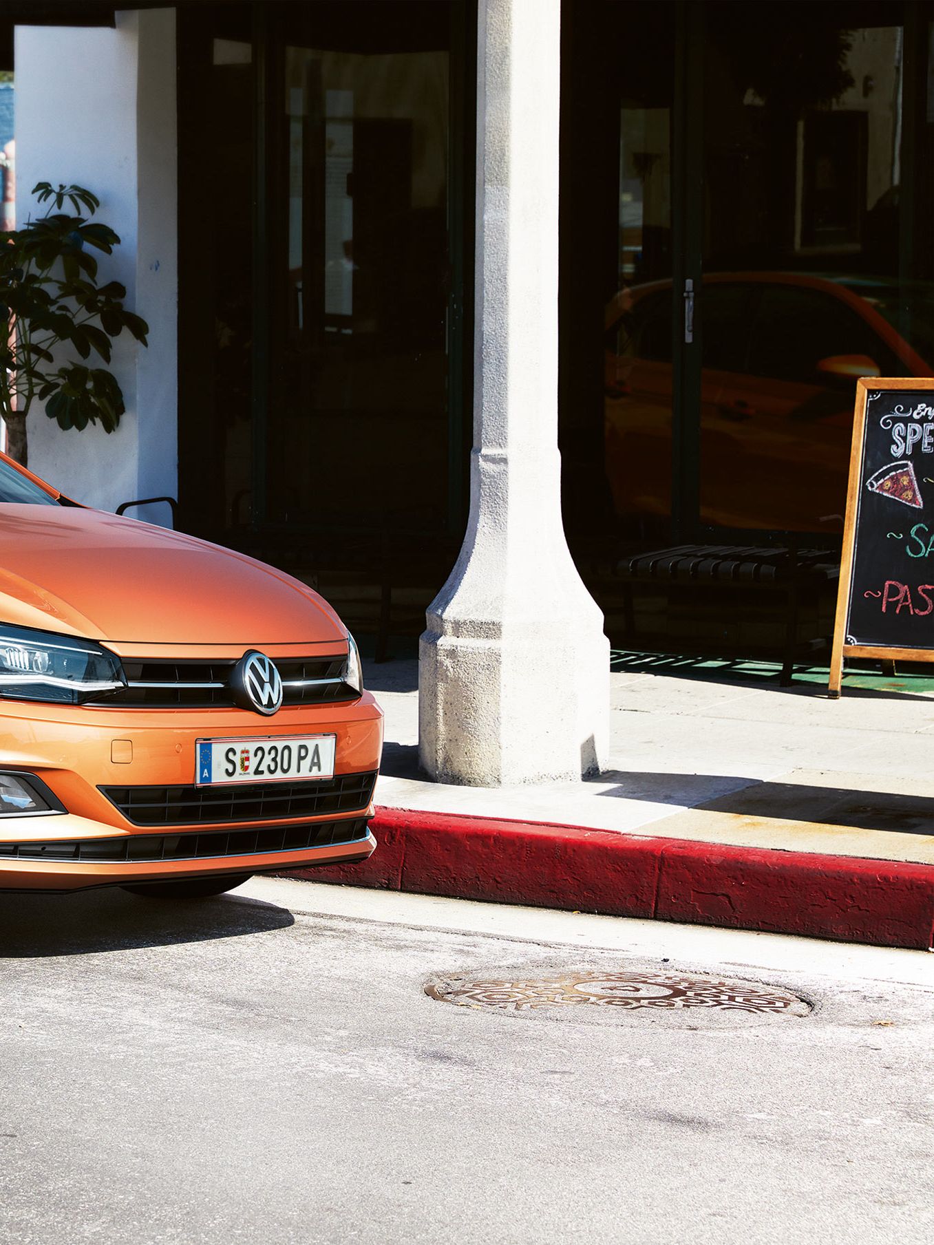 VW Polo oranžna sprednji del z žensko