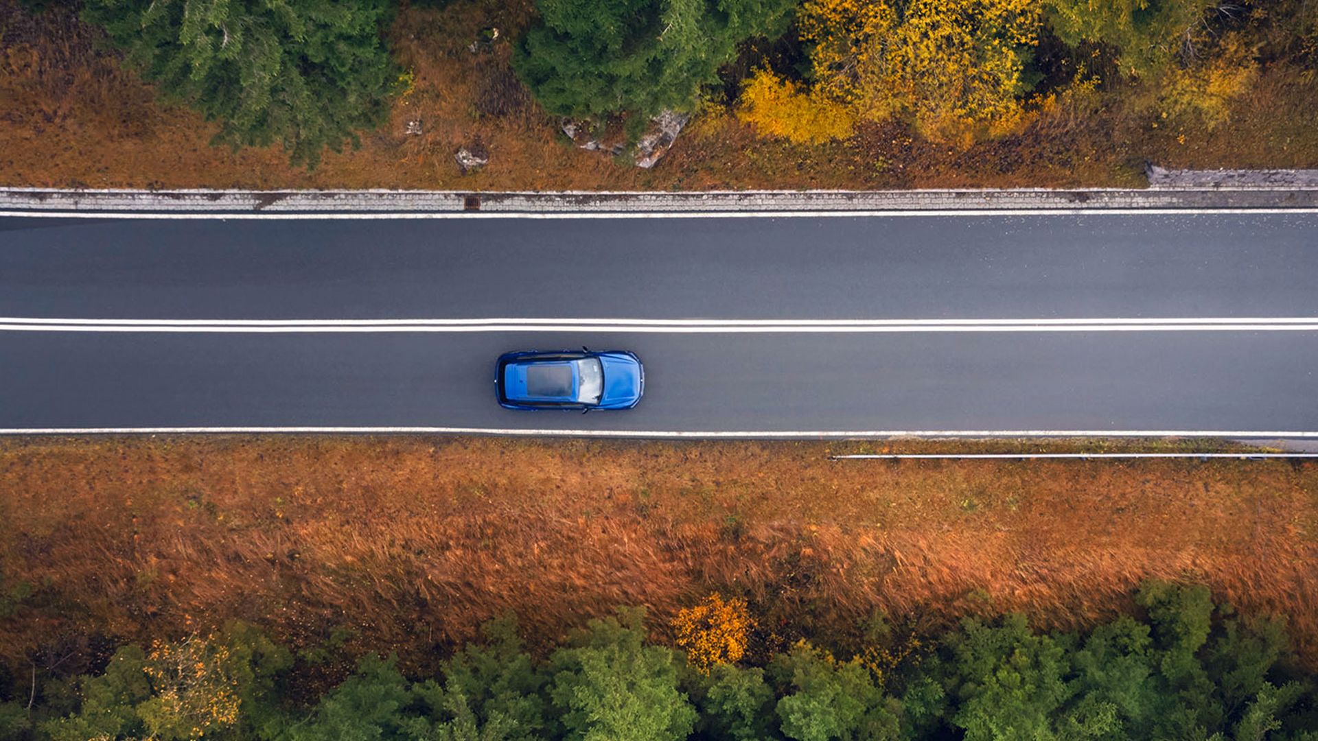 VW Touareg R se pelje po cesti, slika s ptičje perspektive