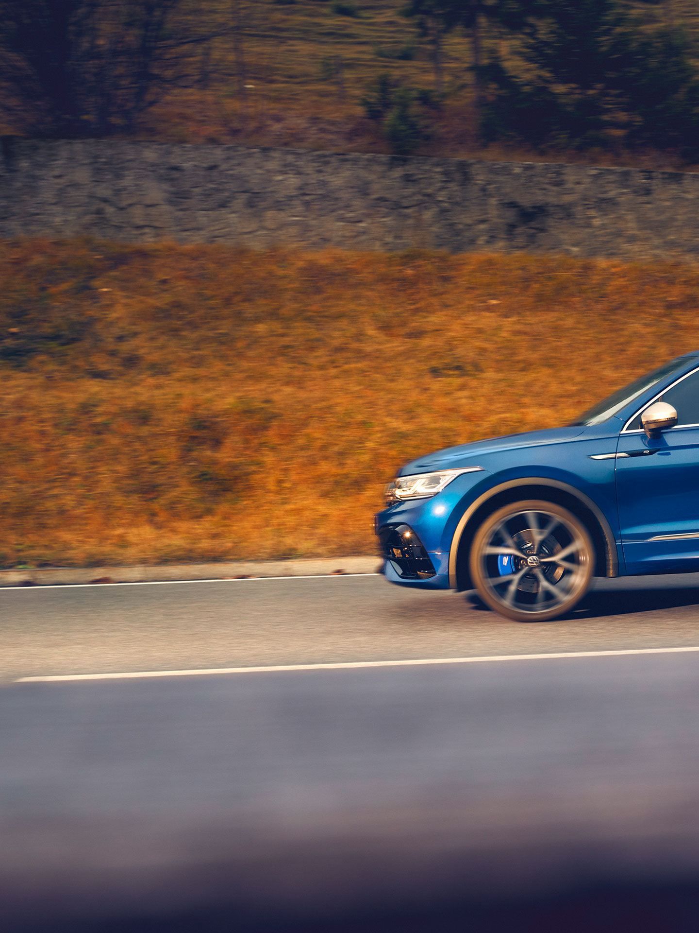Volkswagen Tiguan R se pelje po cesti