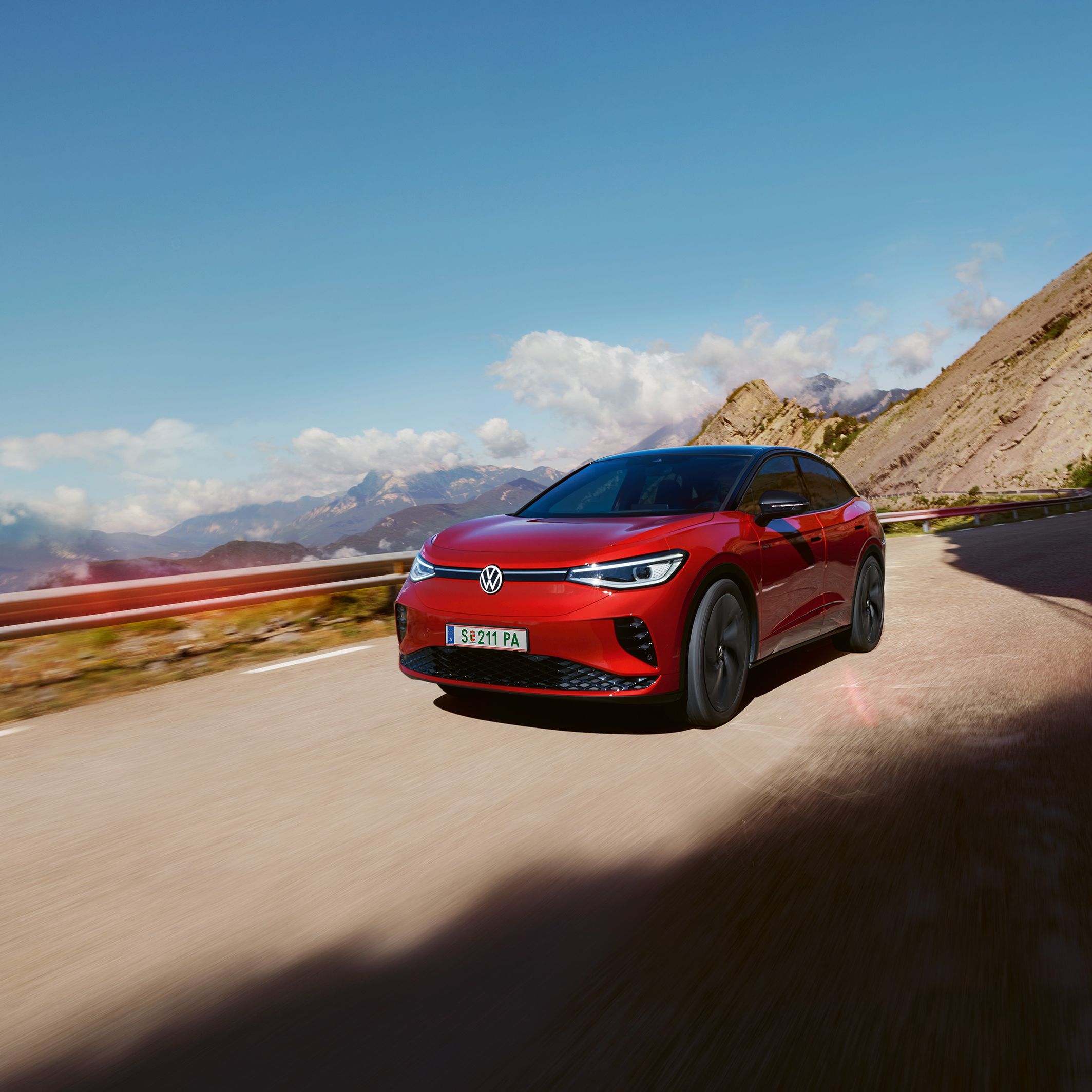 VW ID.5 GTX fährt durch die Berge