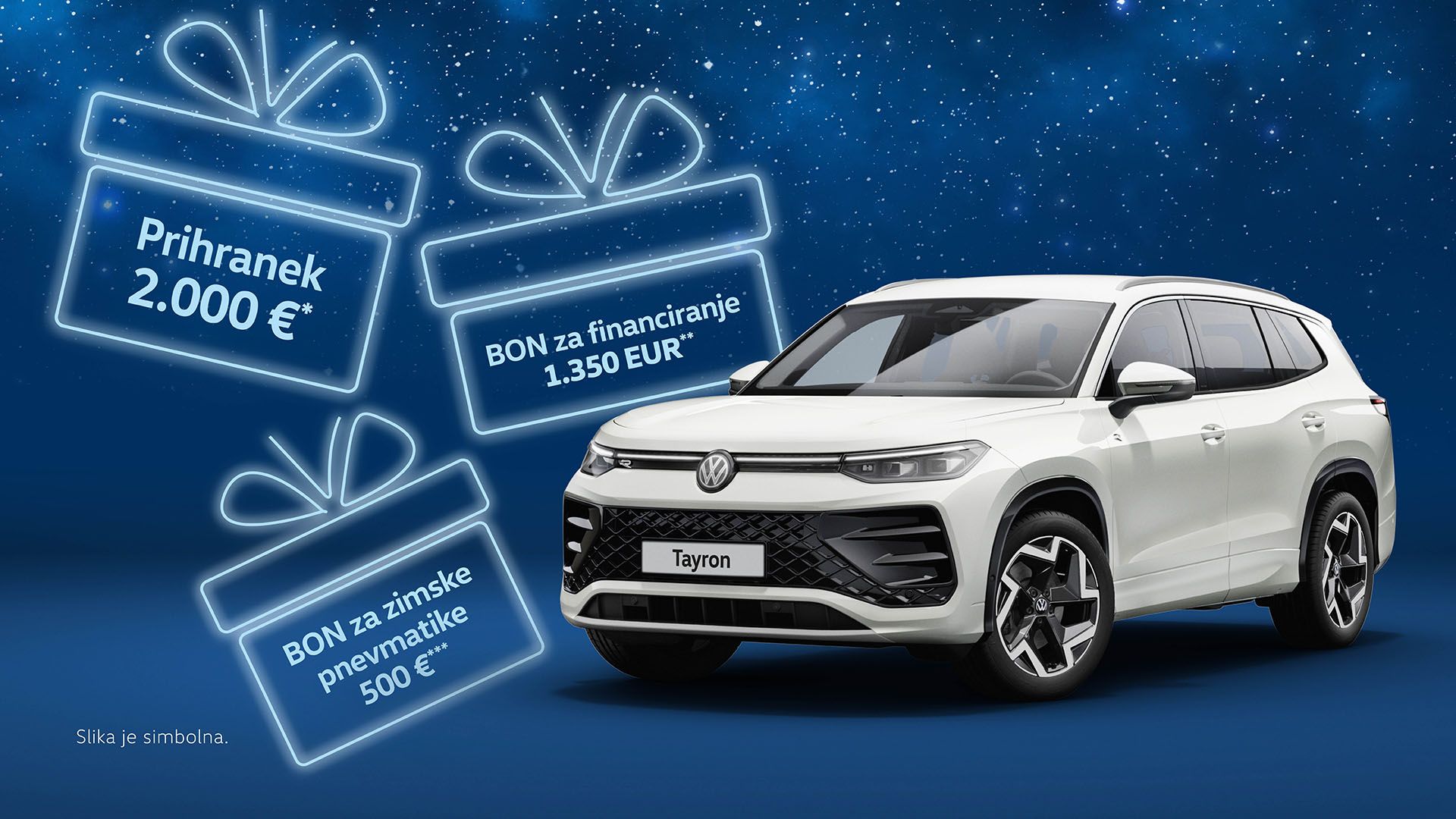Na sliki je bel Volkswagen Tayron. V ozadju se vidijo darilne škatle in besedilo o prihrankih ob nakupu vozila. Ozadje je modro in ima zvezdnati vzorec.