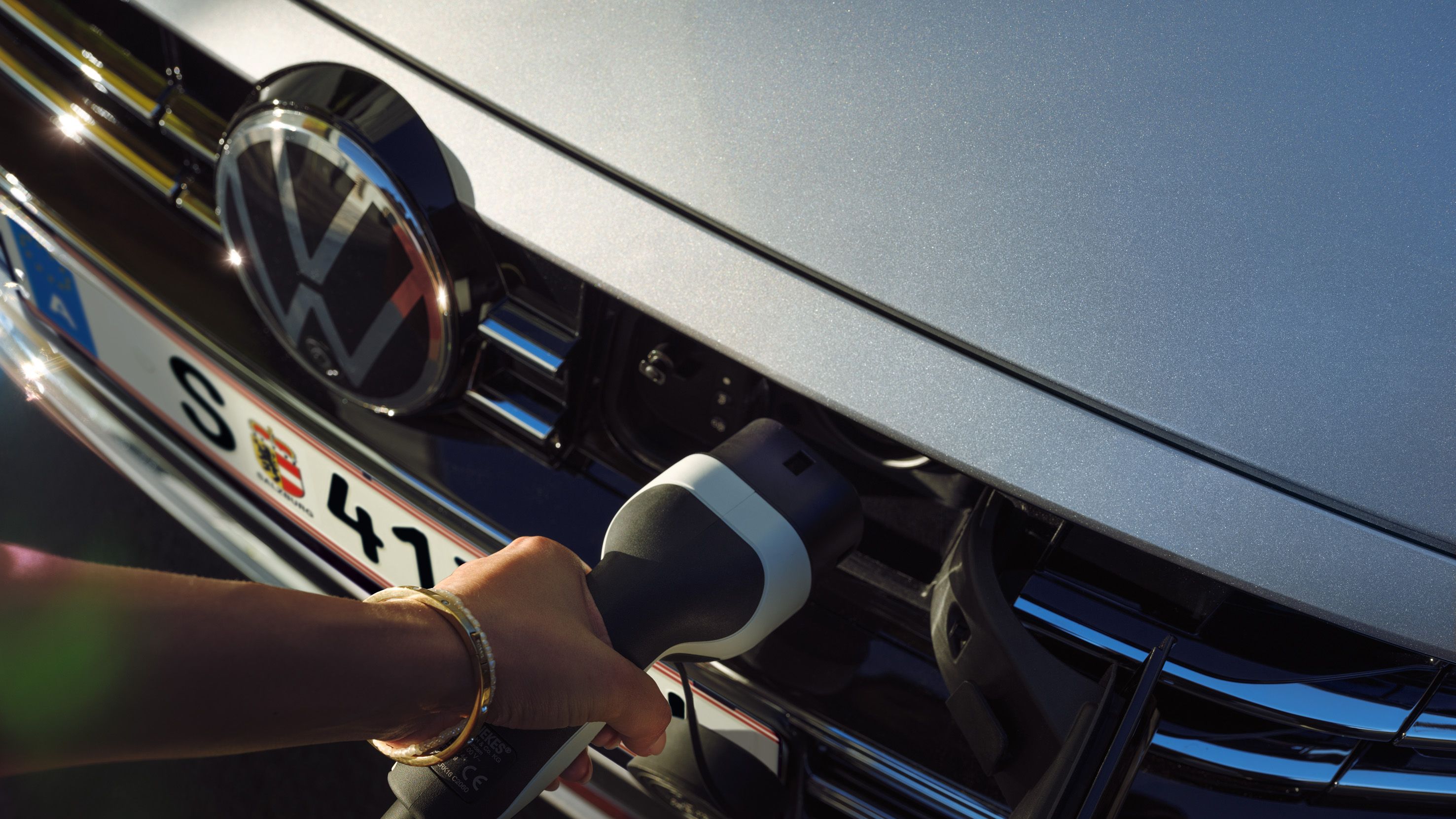 Ladestecker wird in die Front des Arteon unter der Motorhaube gesteckt