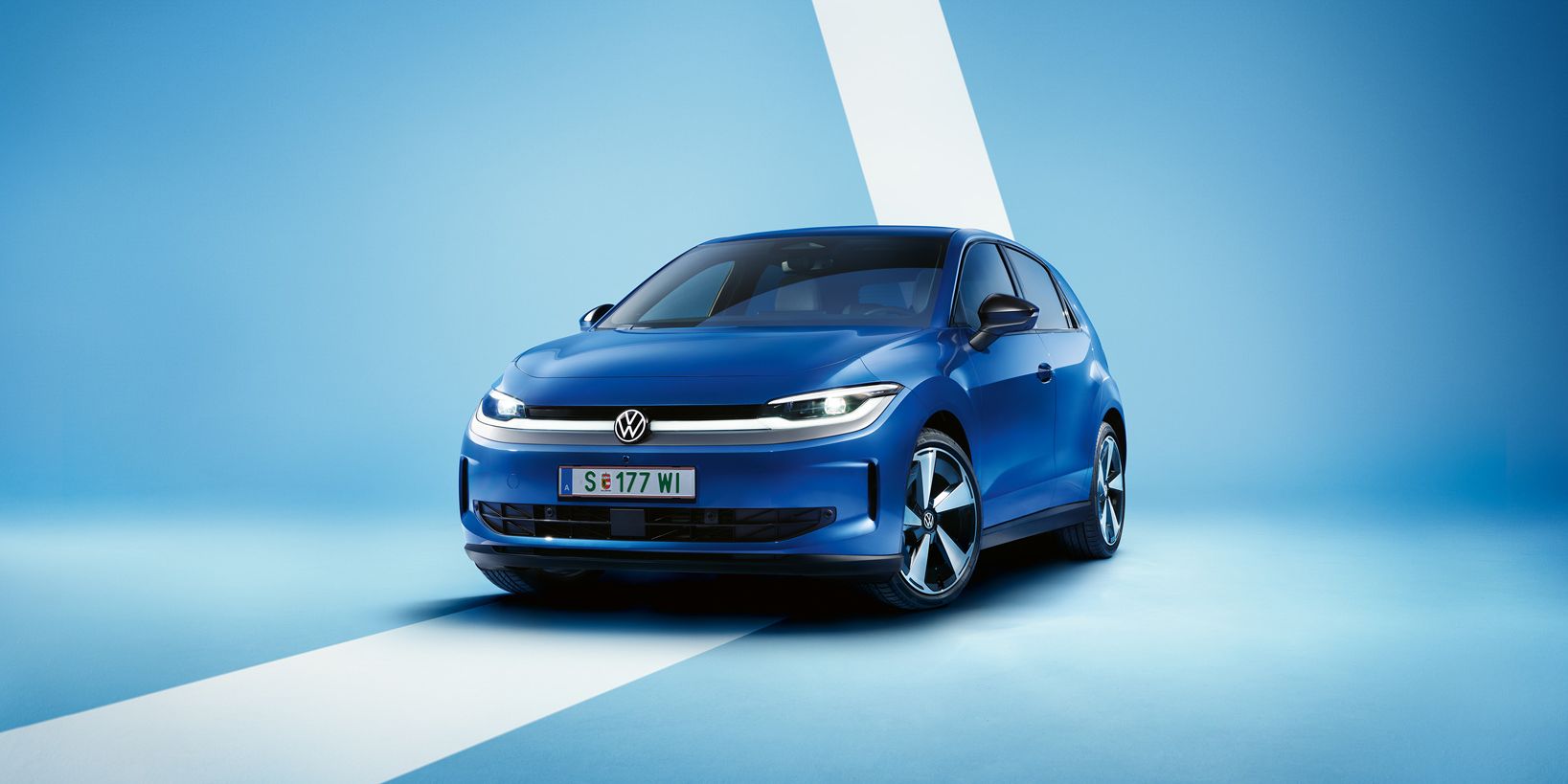 Moder VW ID. Polo slog diagonalno spredaj na svetlo modrem ozadju.