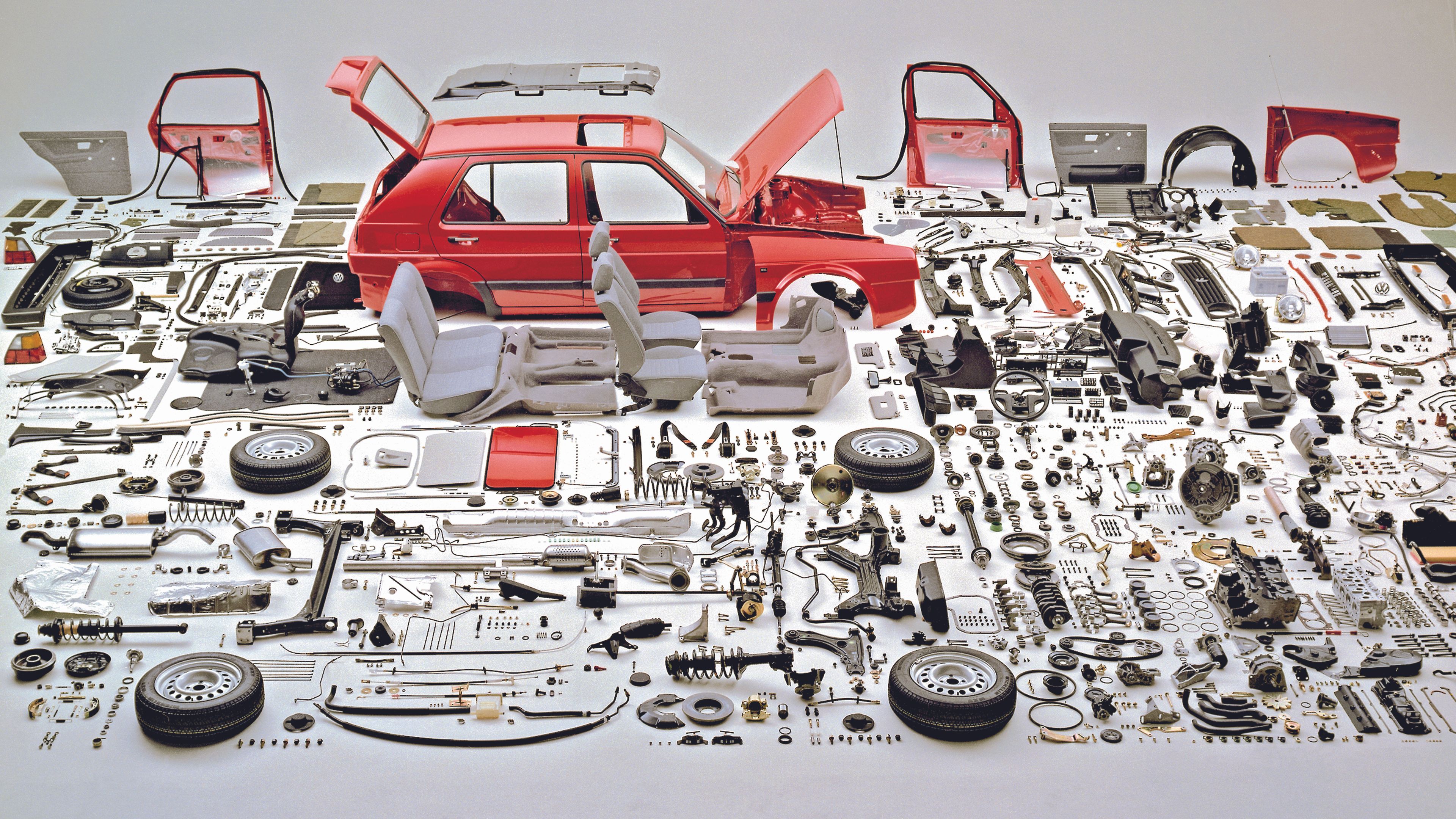 VW Classic parts. Deli Golfa Mk2 so razstavljeni po tleh