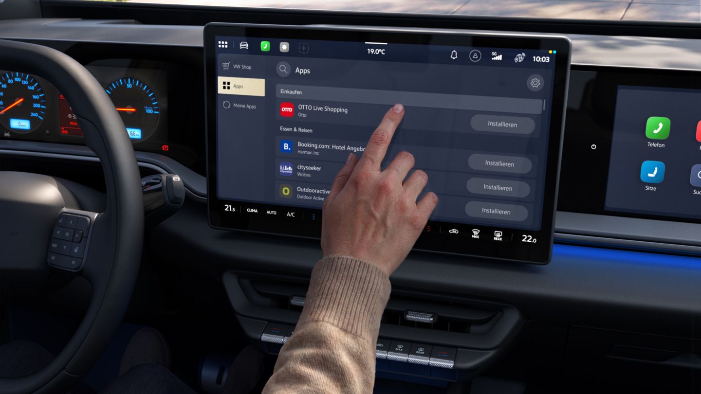 Pogled na zaslon novega ID. Tiguana. Oseba s prstom upravlja trgovino infotainment sistem.