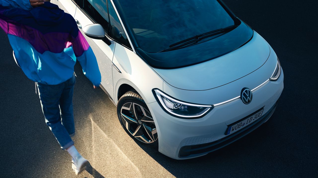 Bel VW ID.3, pogled od zgoraj na sprednji del vozila