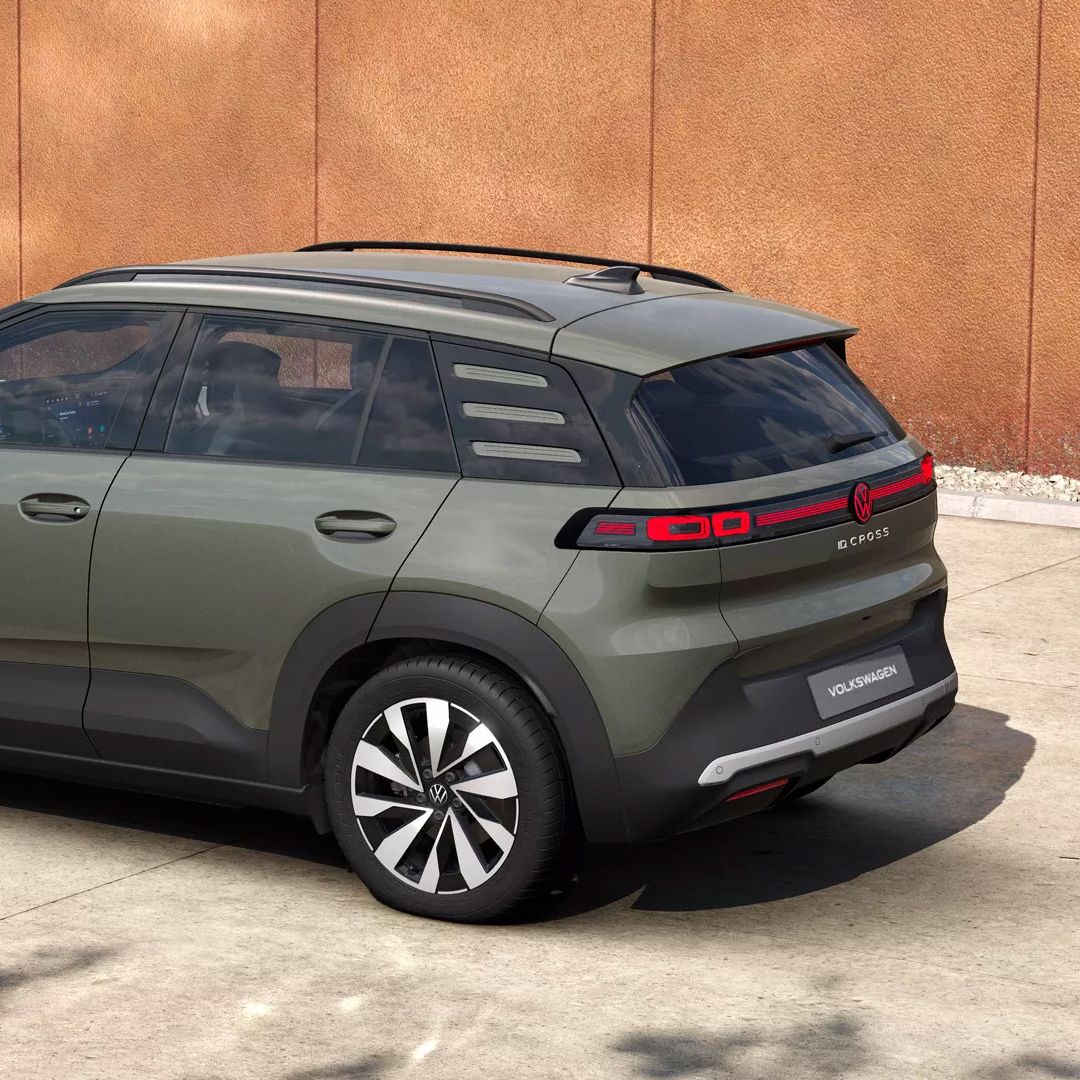 Na sliki je zelen VW ID. Cross Style, prikazan diagonalno od zadaj.