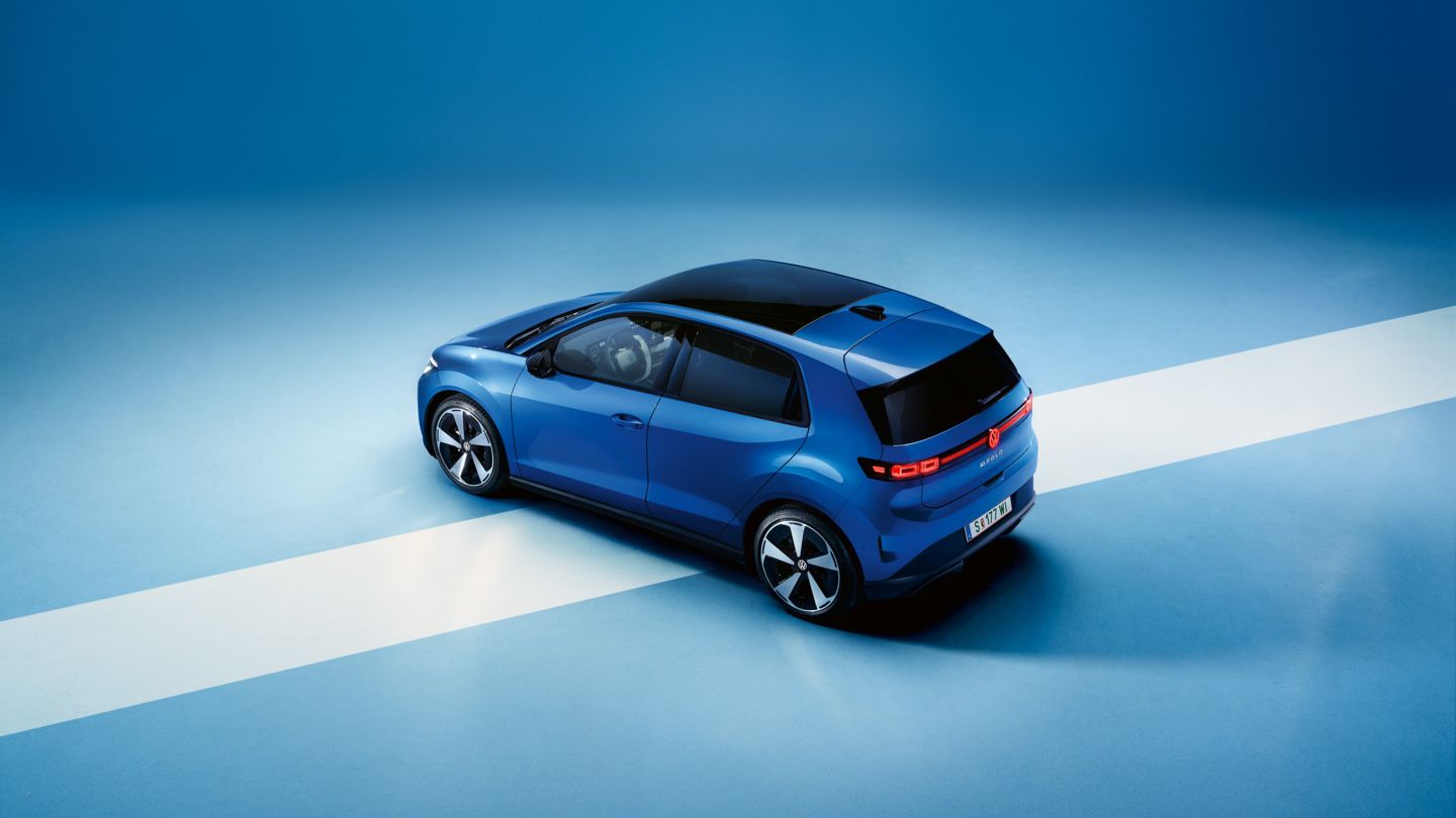 Pogled od zgoraj na zadnji del modrega VW ID. Polo Style na svetlo modrem ozadju.