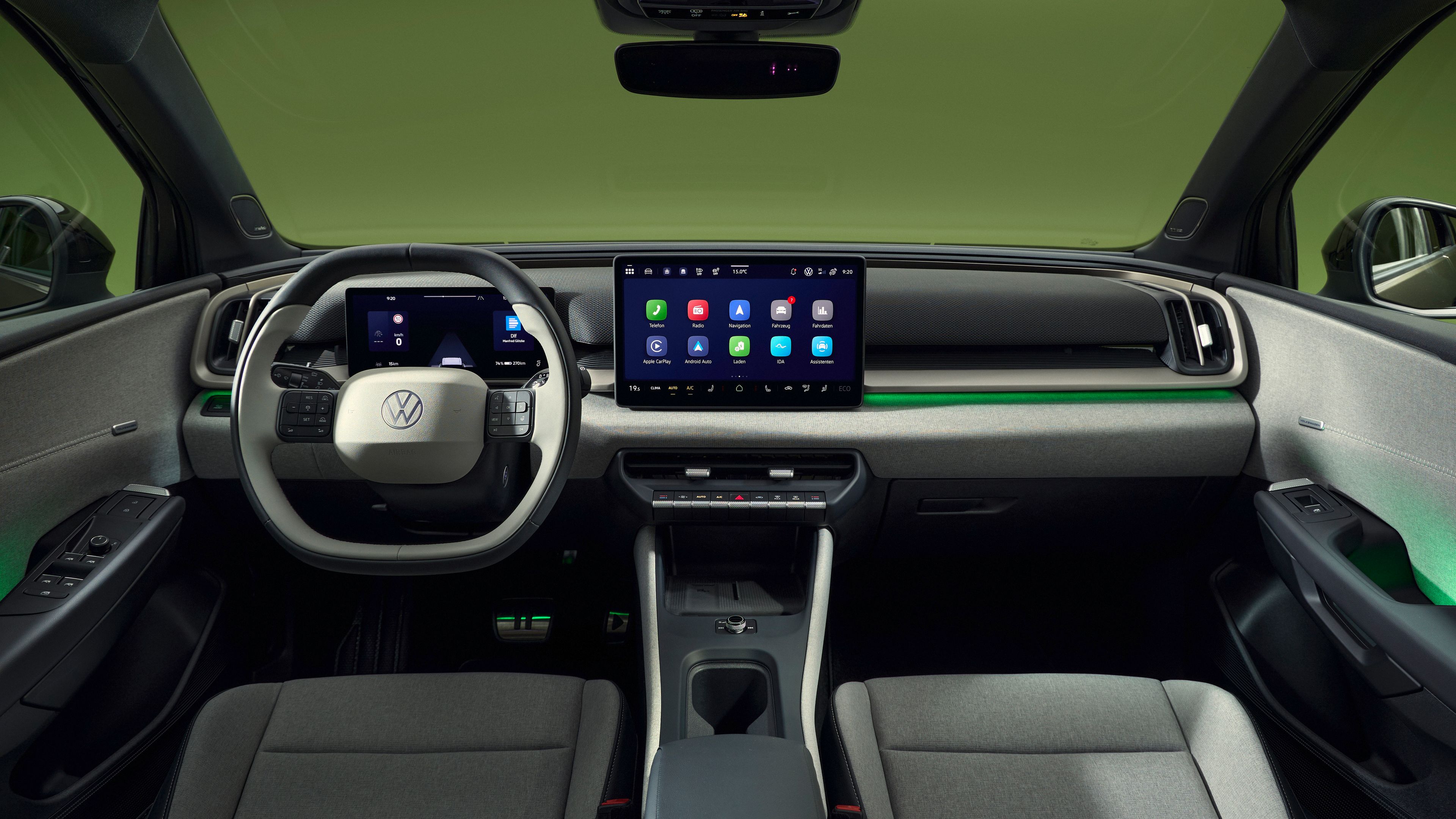 Moderna notranjost Volkswagen ID. Cross z digitalnimi zasloni, ambientalno osvetlitvijo in minimalistično armaturno ploščo.