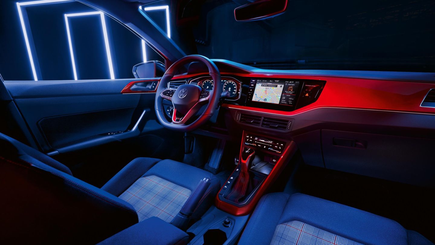  Interieur des VW Polo GTI mit Ambientebeleuchtung, Infotainmentsystem und Navigationsfunktion "Discover Media"