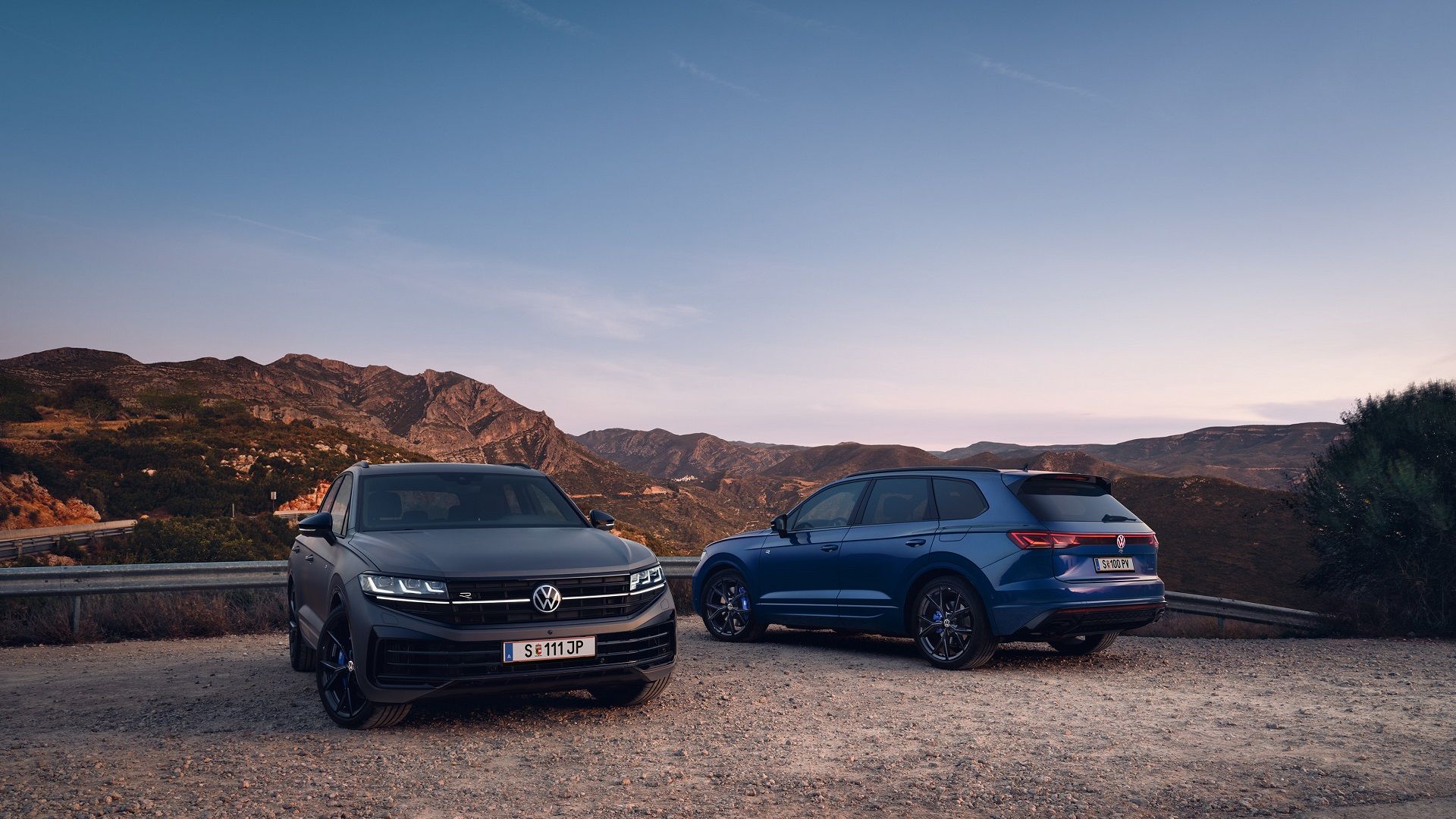 Zwei VW Touareg R in der Vorder- und in der Heckansicht auf einem Parkplatz