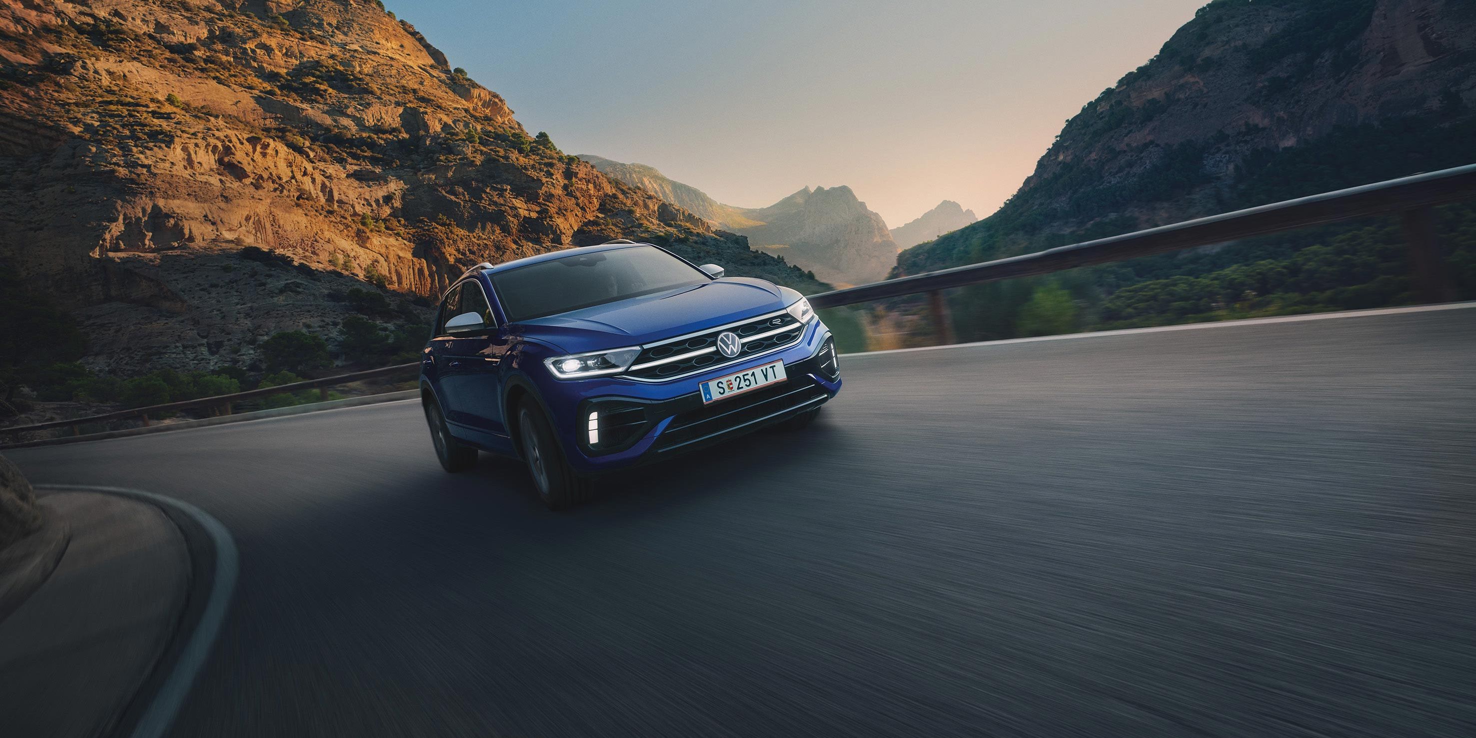 VW T-Roc R fährt auf Landstraße