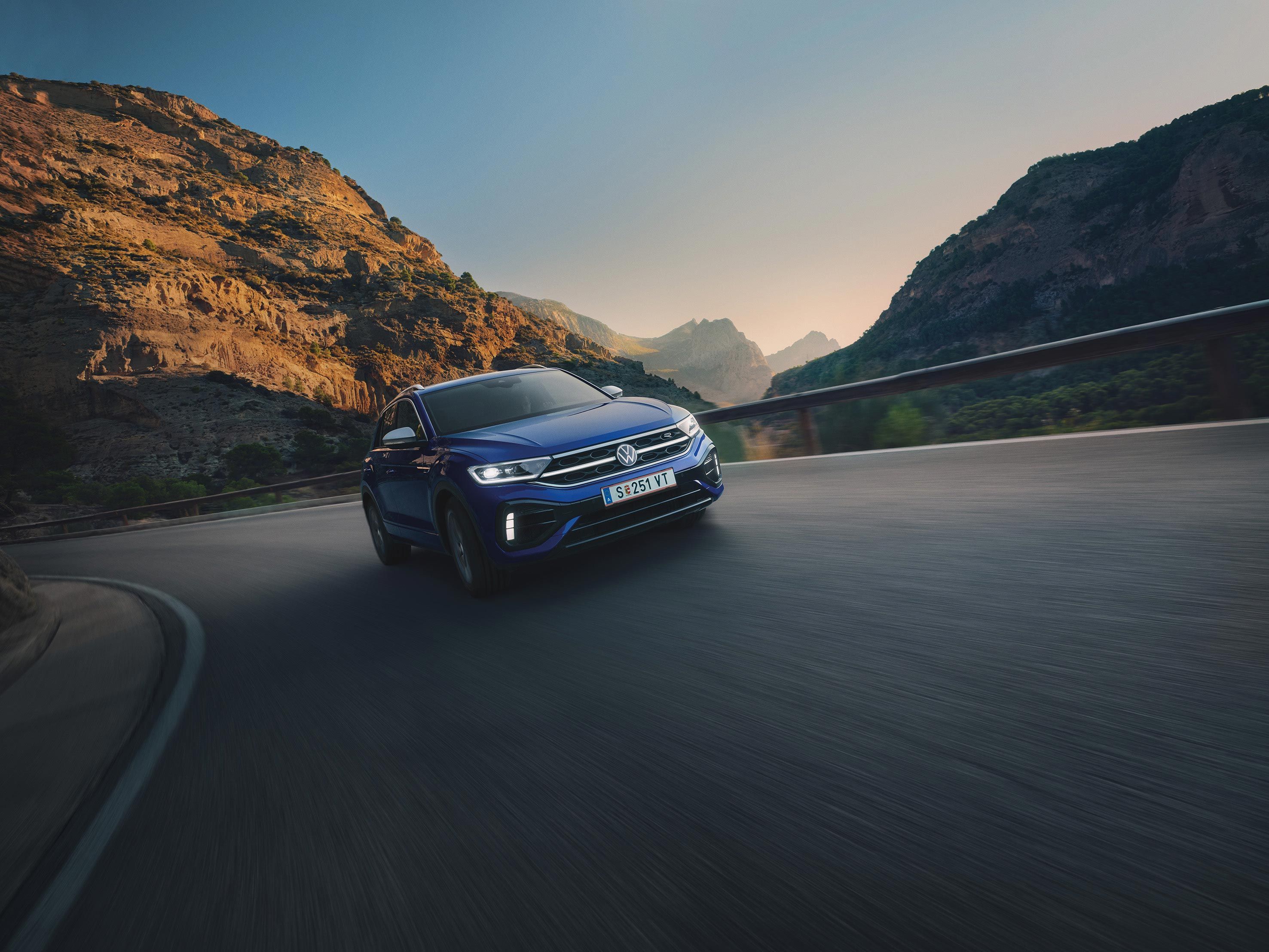 VW T-Roc R fährt auf Landstraße