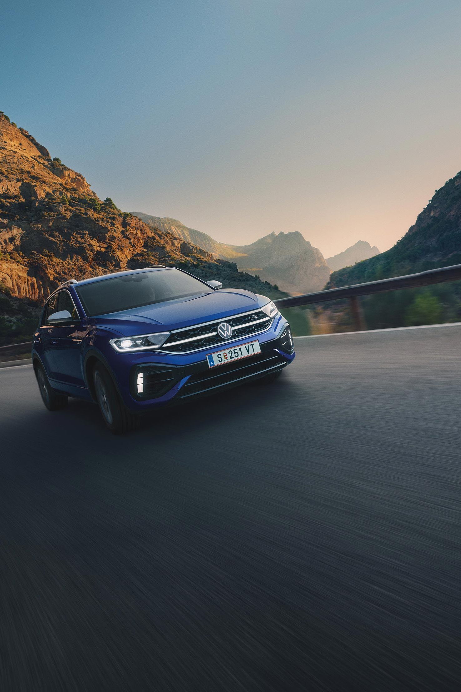VW T-Roc R fährt auf Landstraße