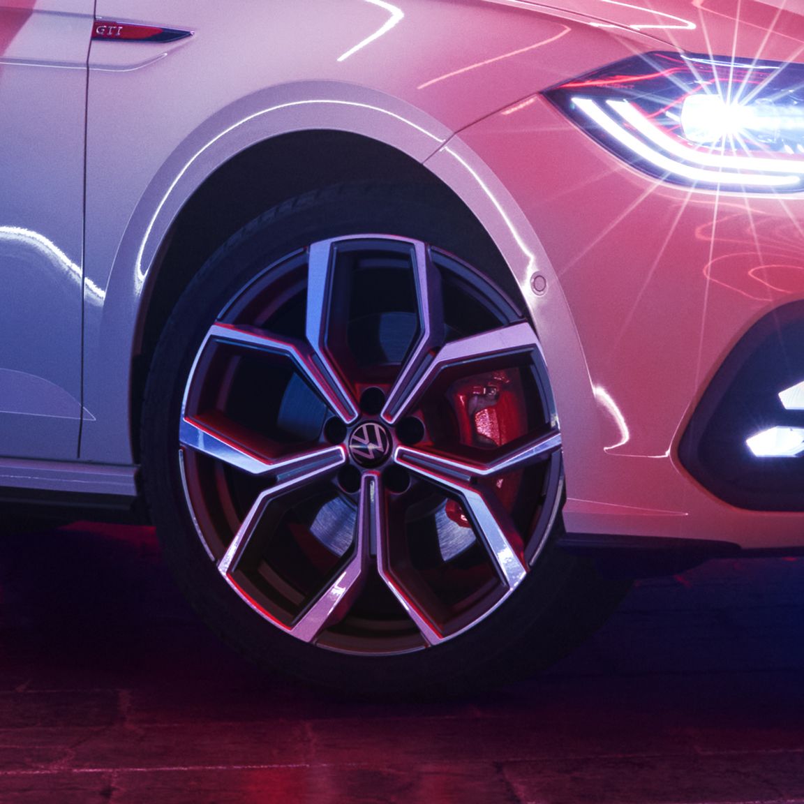 Detajlni posnetek platišča na belem VW Polu GTI.