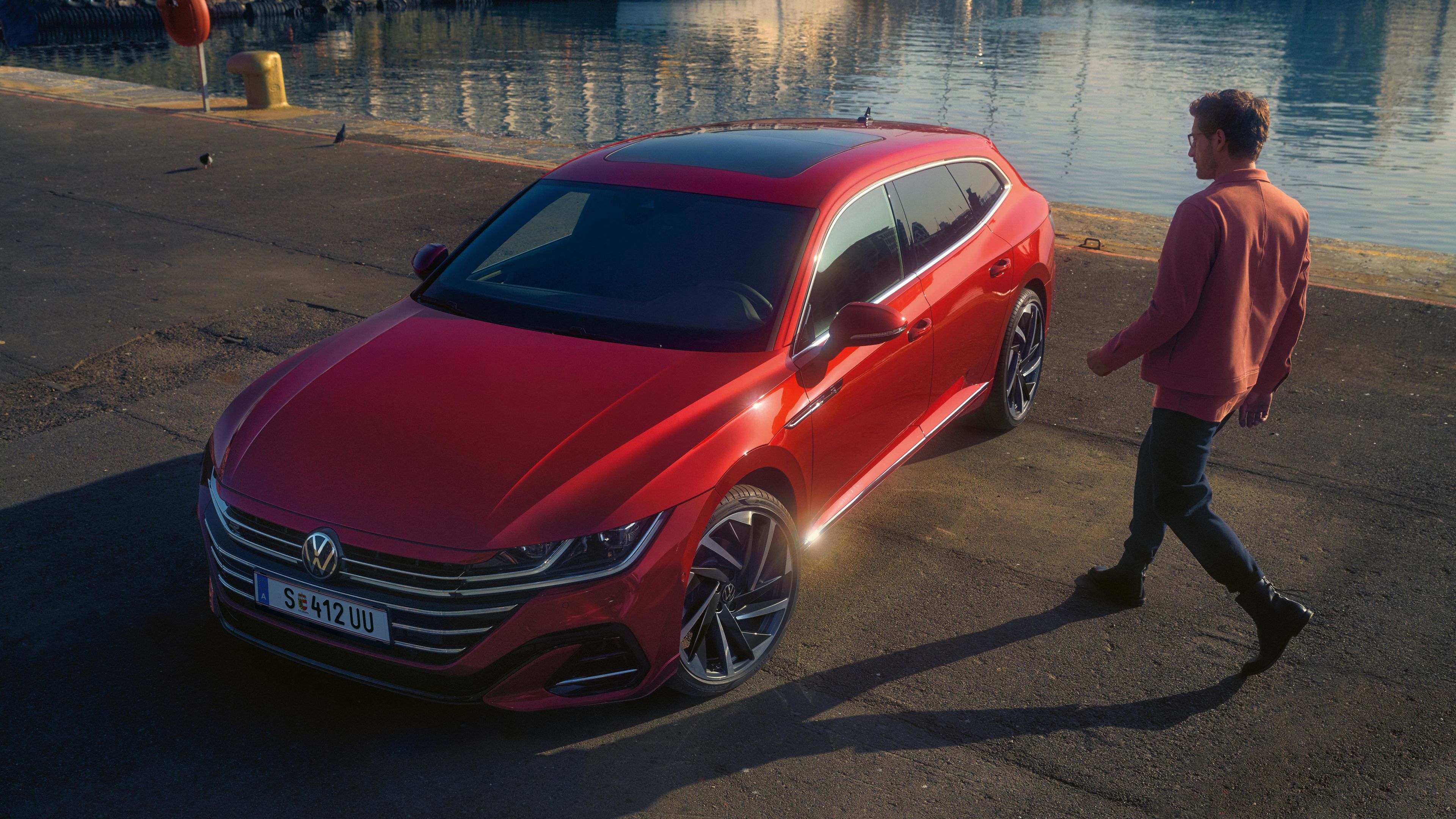 Od zgoraj je prikazan pokrov motornega prostora pri rdečem VW Arteonu Shooting Brake R-Line s kromiranimi okrasnimi letvami na mreži hladilnika.