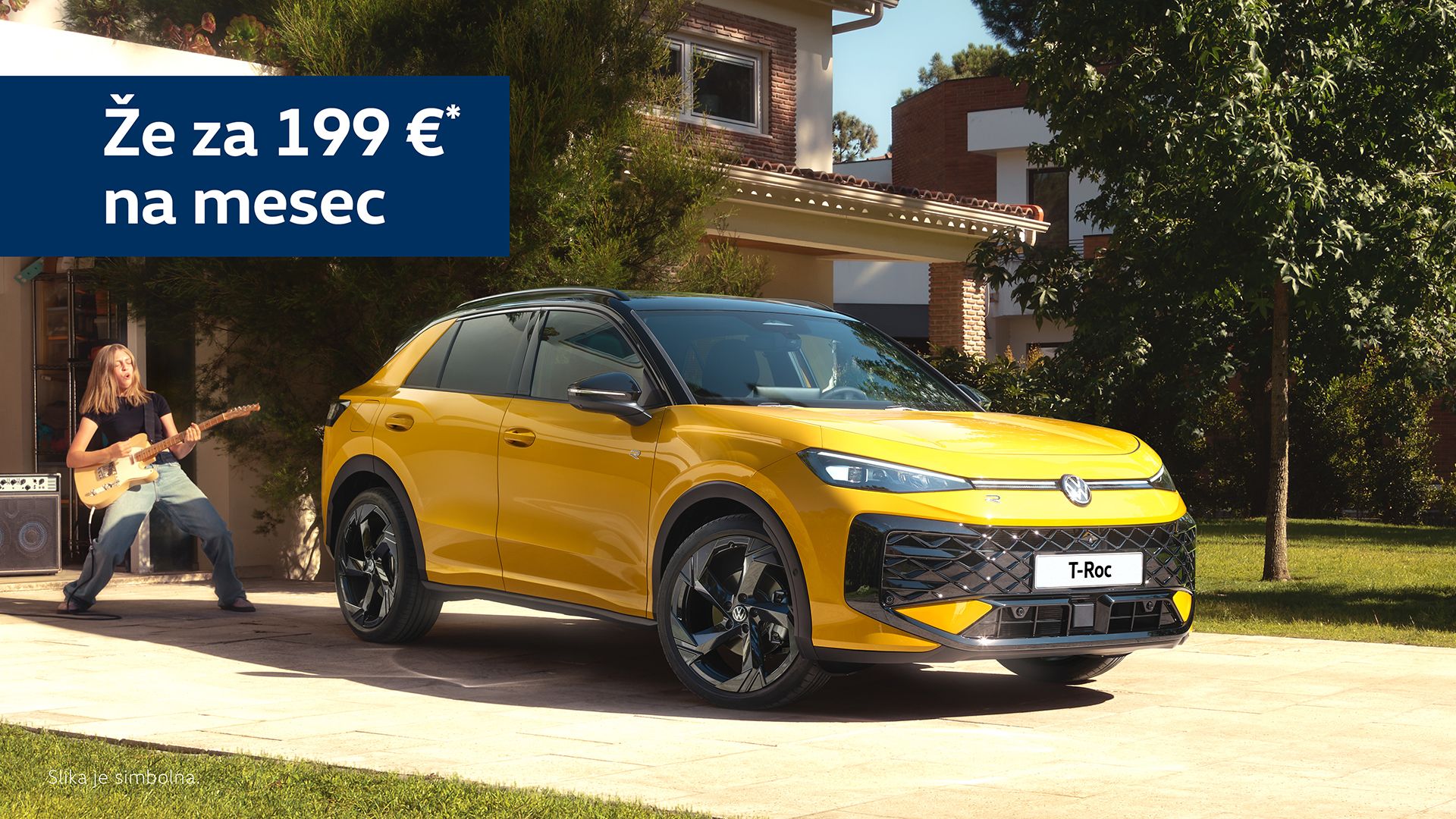 Rumeni SUV Volkswagen T-Roc je parkiran na dovozu pred hišo. Zraven avta stoji oseba, ki igra električno kitaro. Na vrhu slike je napis "Že za 195 €* na mesec".