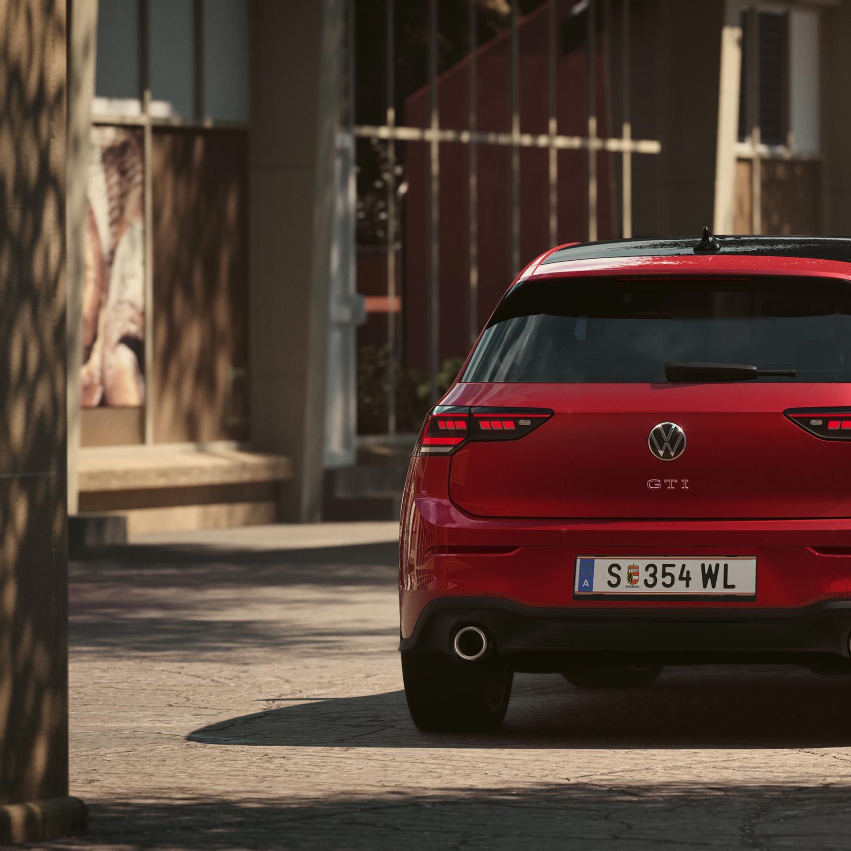 Zadek rdečega VW Golfa GTI.