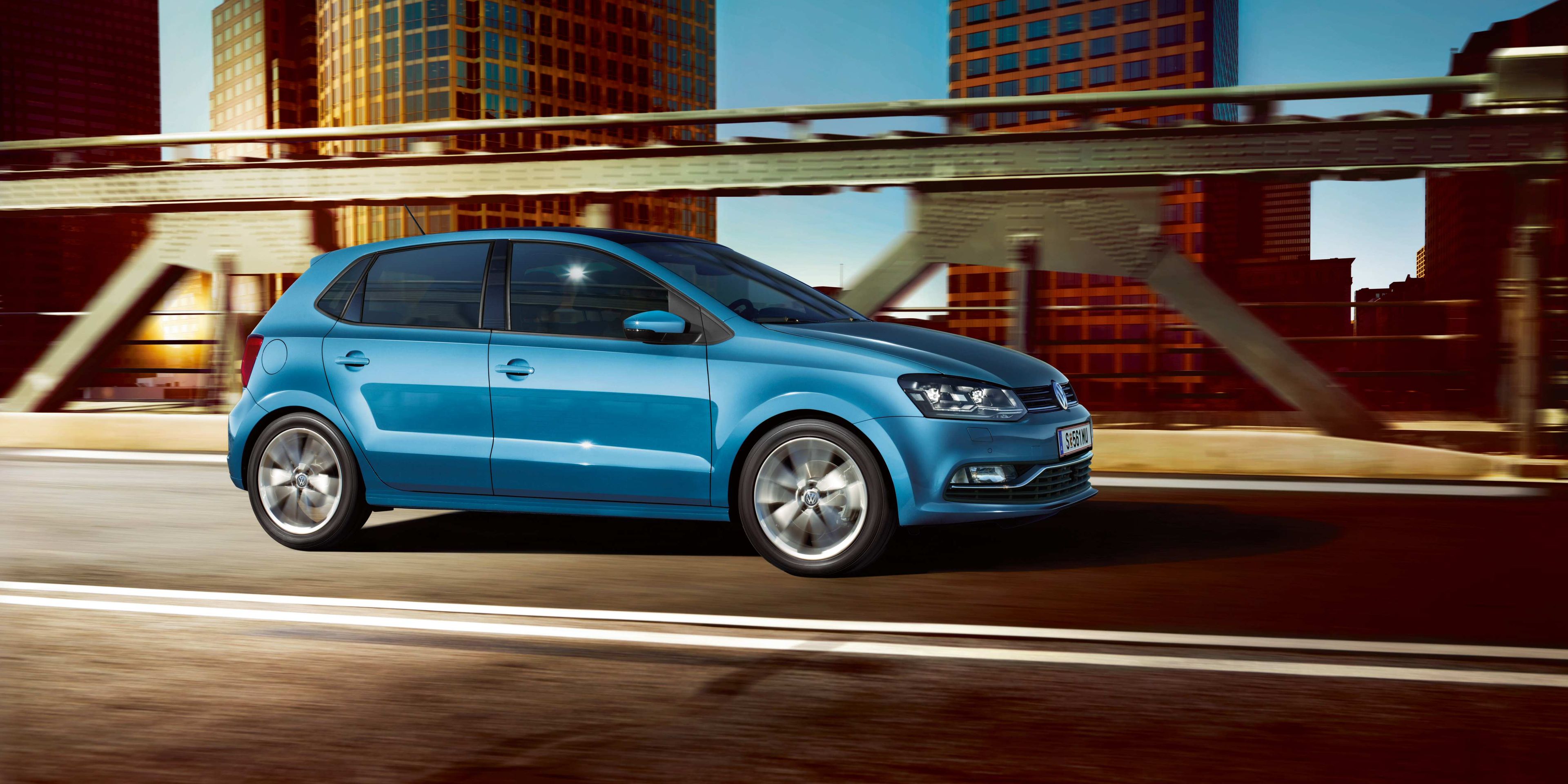 vw polo modri mesto stranski pogled most