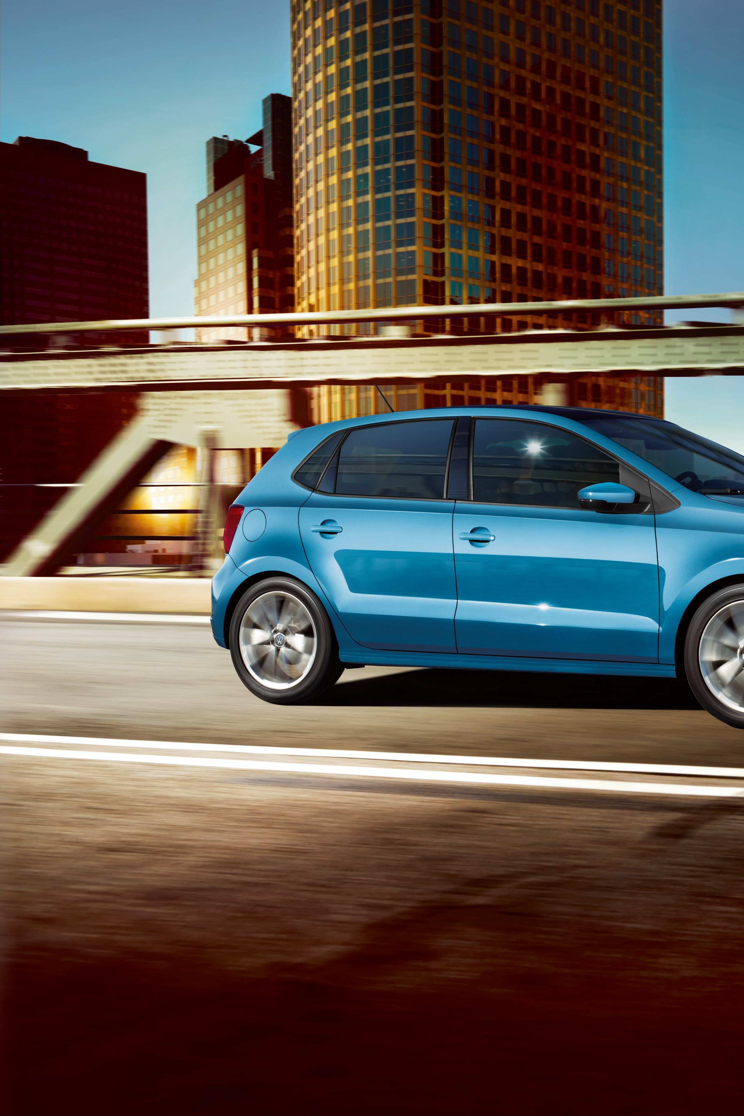 vw polo modri mesto stranski pogled most
