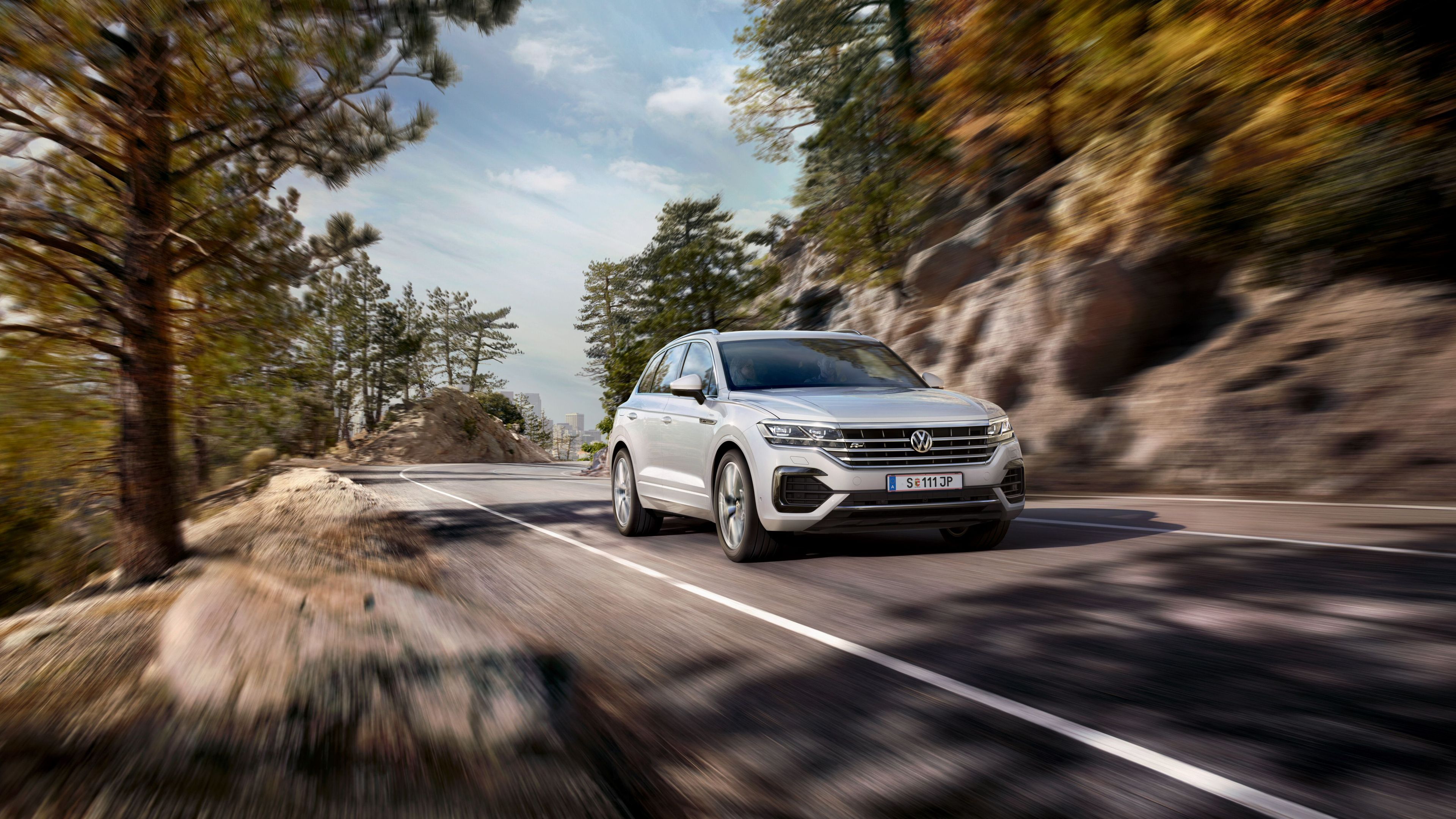 vw volkswagen touareg srebrni prikaz od spredaj od strani
