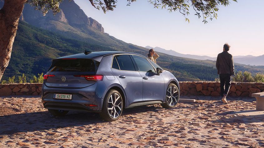 Modri VW ID.3 Neo je parkiran na parkirišču v gorah, ženska in moški uživata v razgledu