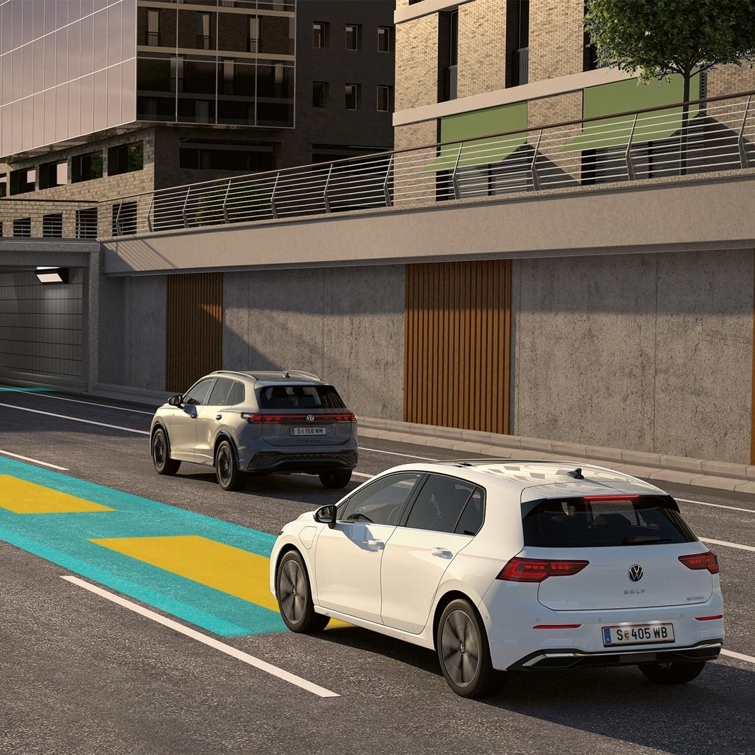 Bel VW Golf med vožnjo v mestnem prometu. Vključena je opcijska asistenca za vožnjo Travel Assist, katere delovanje je shematsko prikazano na sliki.