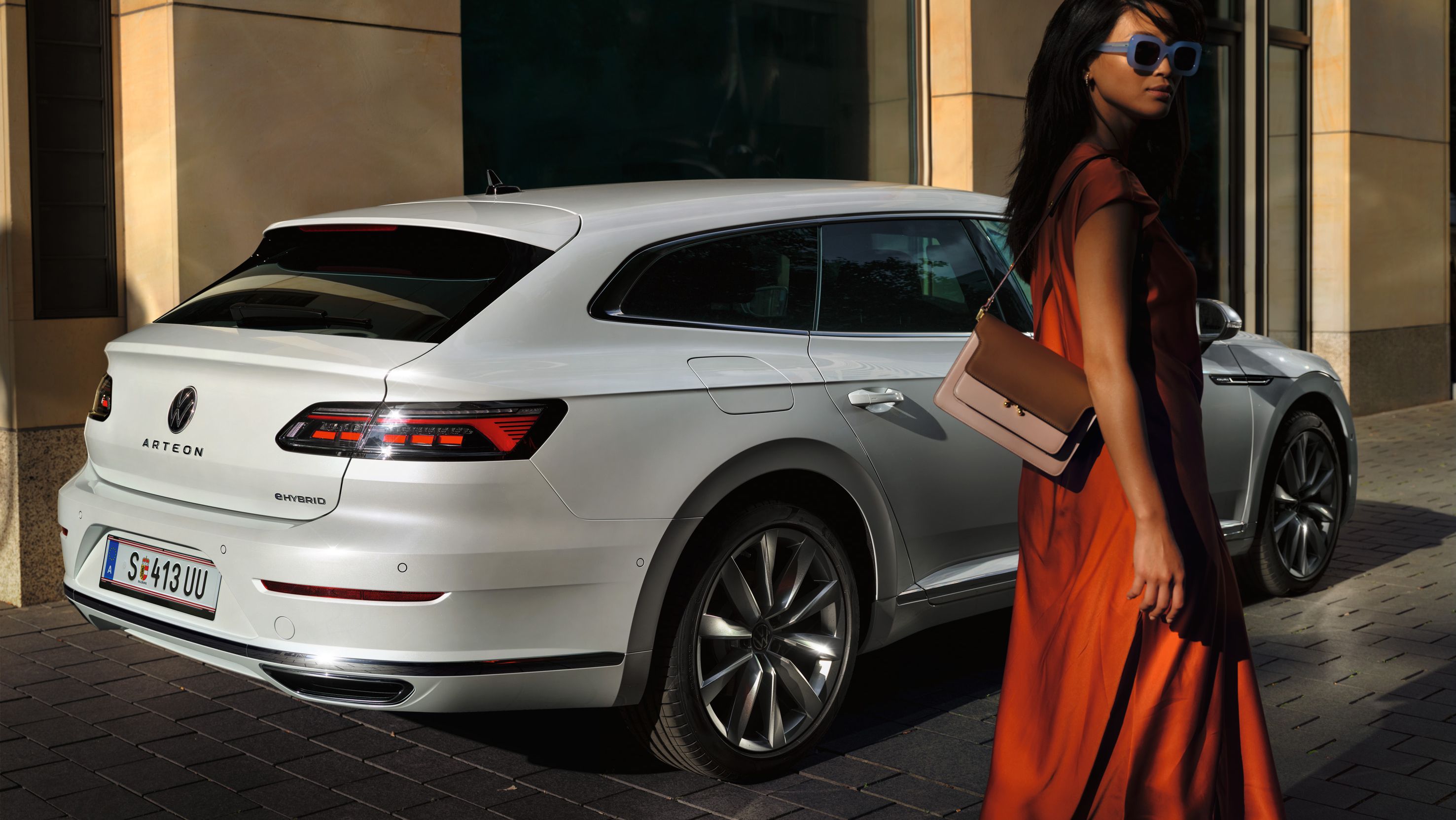 Pogled s strani na zadek Arteona Shooting Brake z logotipom eHYBRID