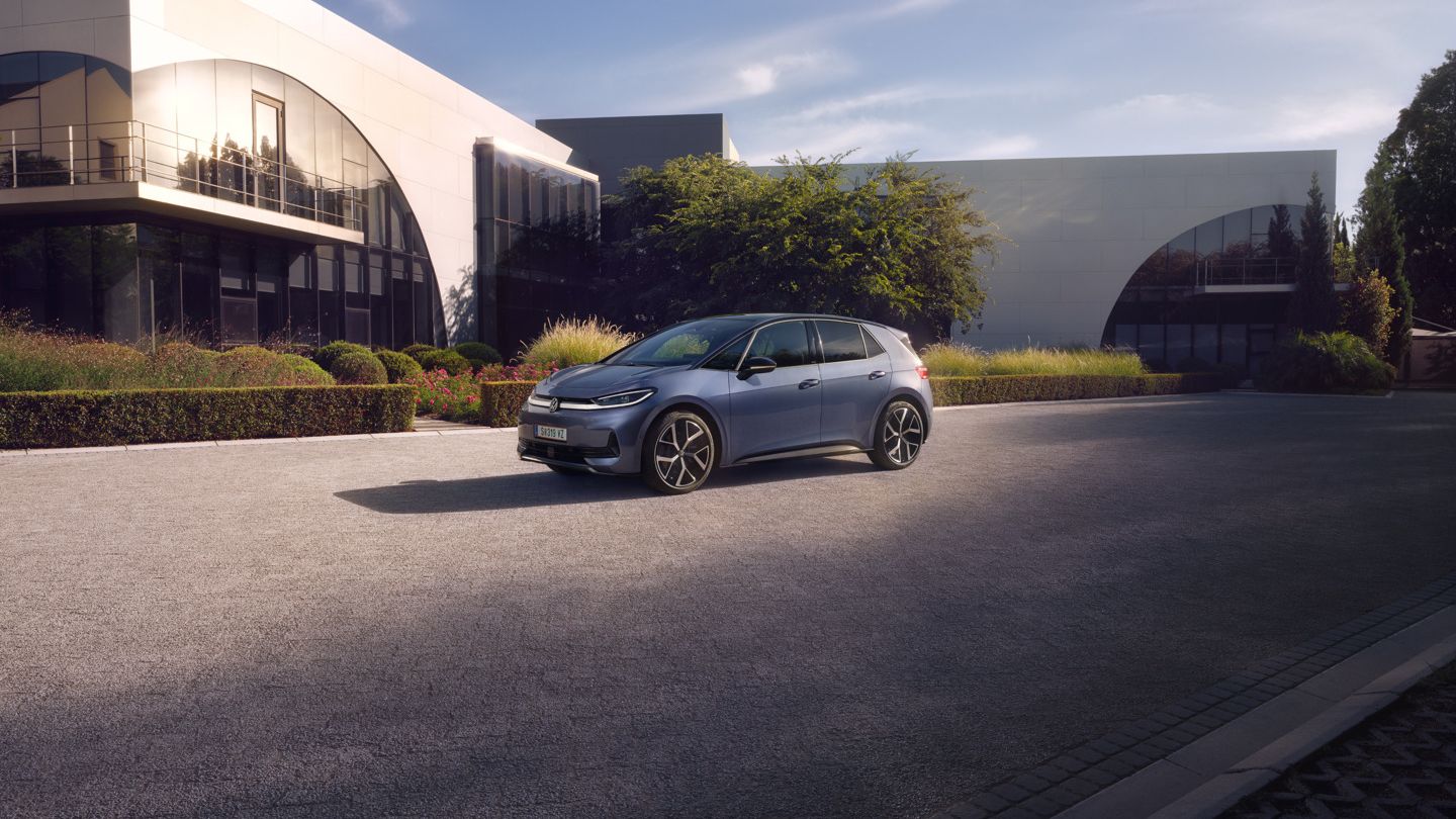 Moder VW ID.3 Neo je parkiran pred sodobno stavbo
