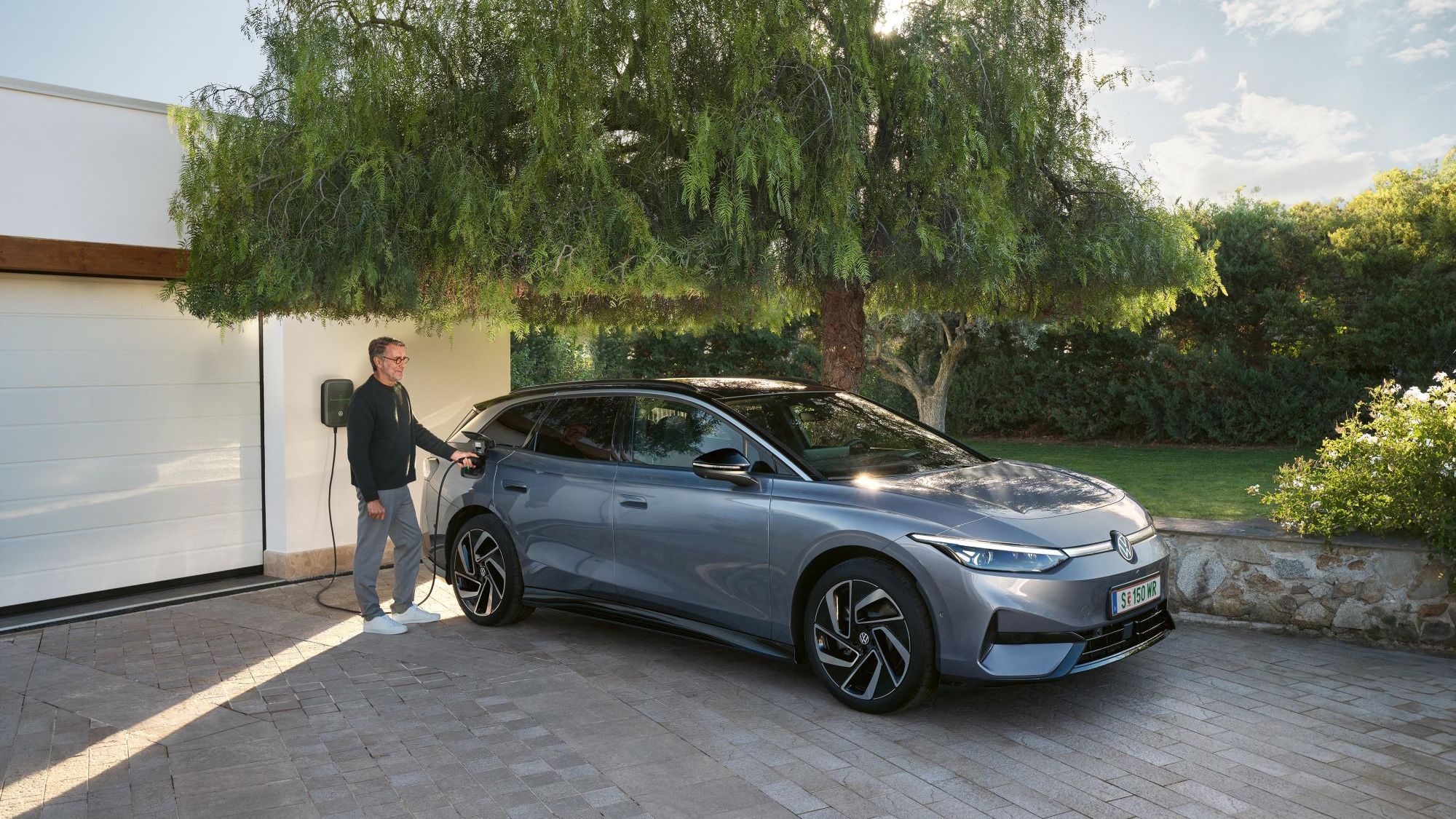 Mann lädt seinen ID. am ID.Charger 2
