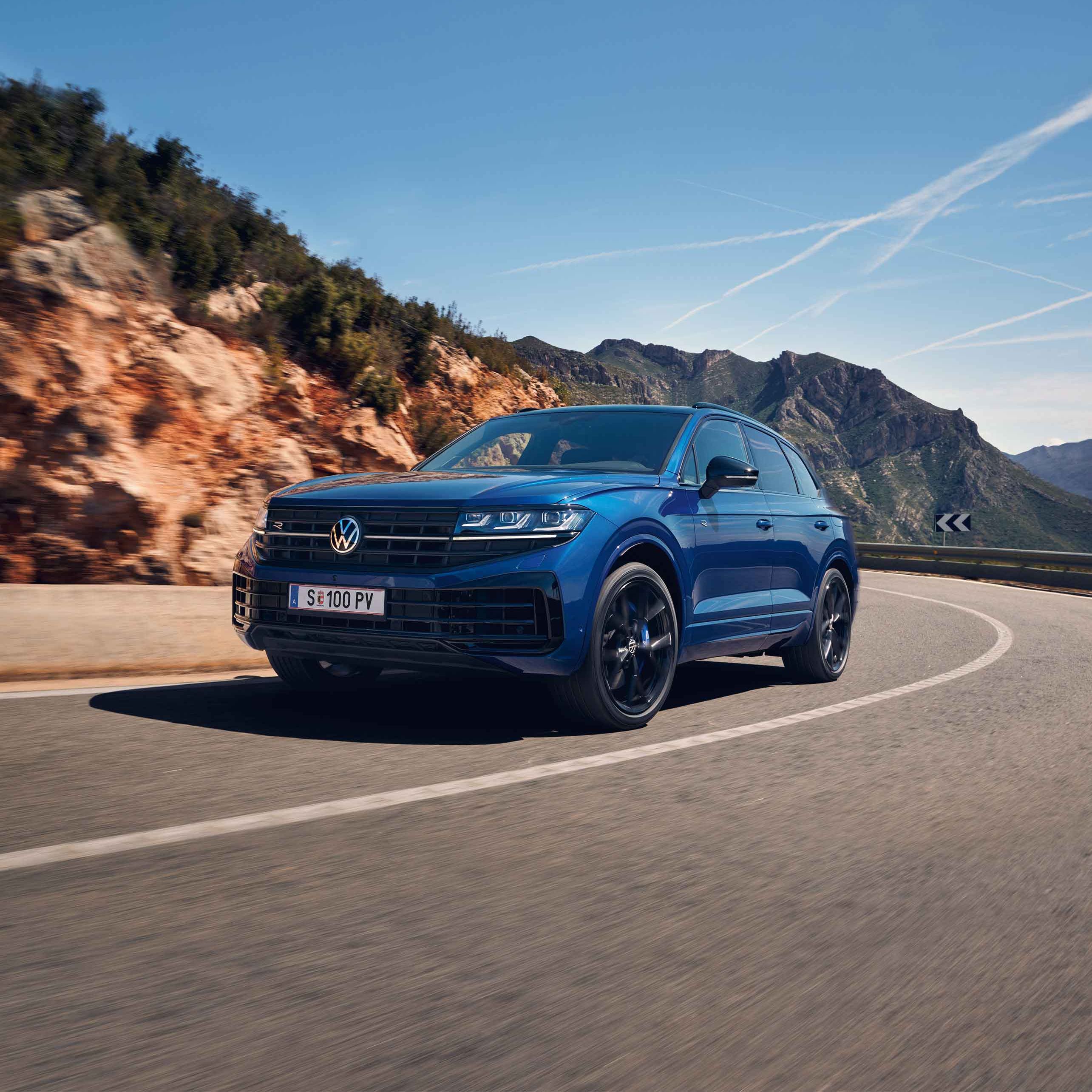 Der VW Touareg R eHybrid fährt auf einer Bergstraße