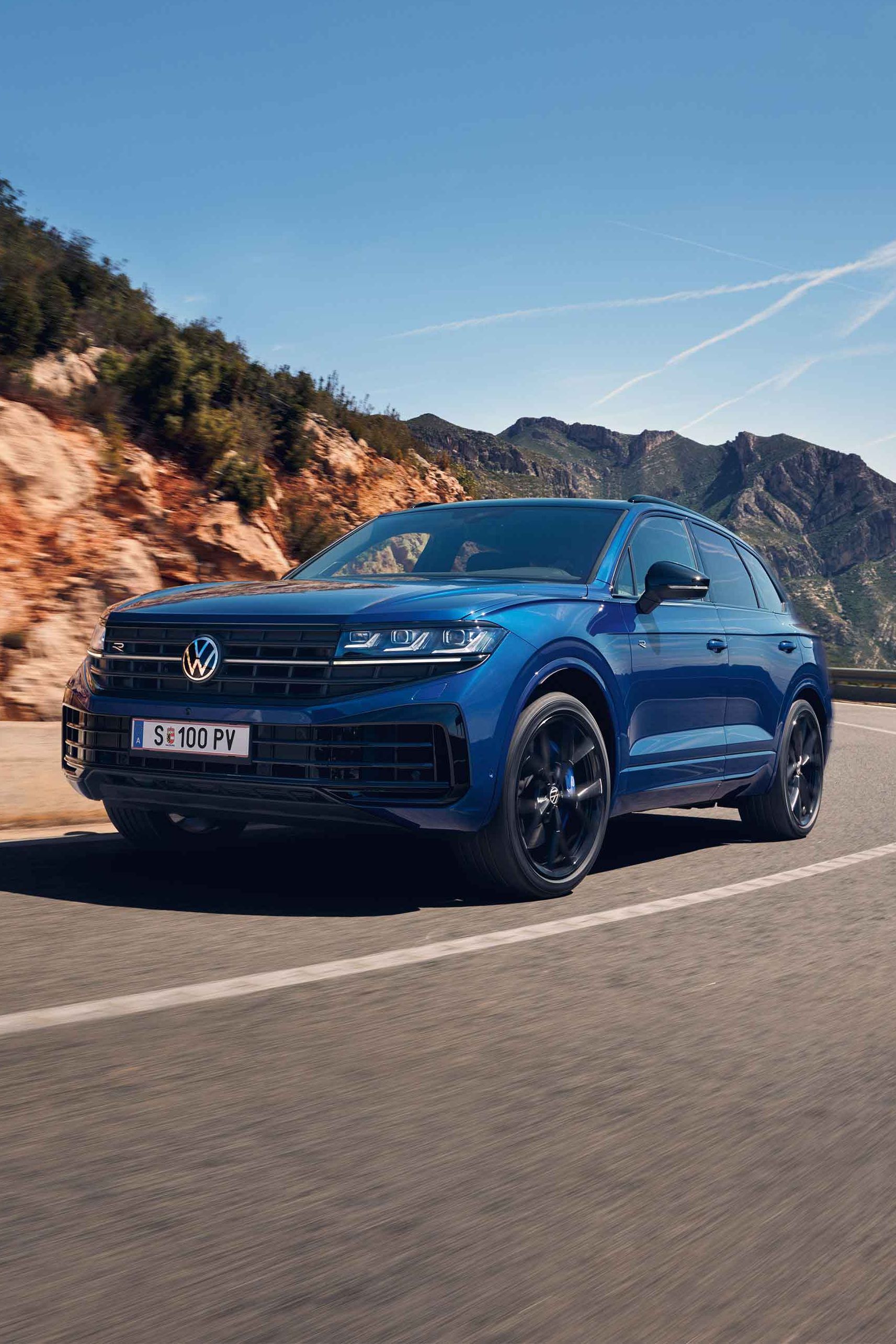 Der VW Touareg R eHybrid fährt auf einer Bergstraße