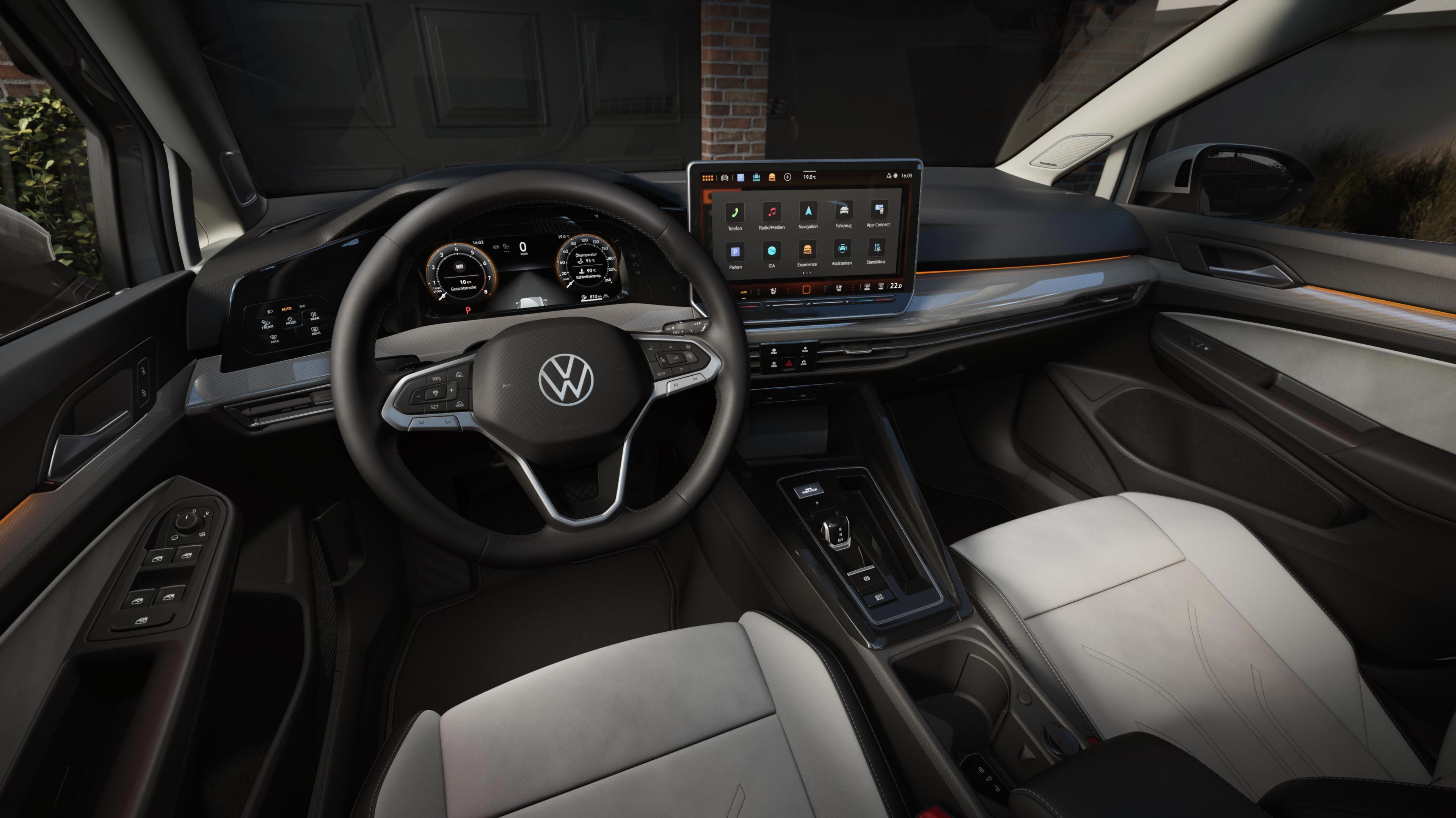 Pogled z voznikovega sedeža na sprednji del potniške kabine v VW Golfu. V središču pozornosti je digitalni kombinirani instrument. 
