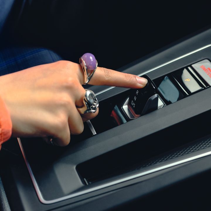 Eine Frauenhand bedient Wahlhebel der Kupplung des VW Golf GTE