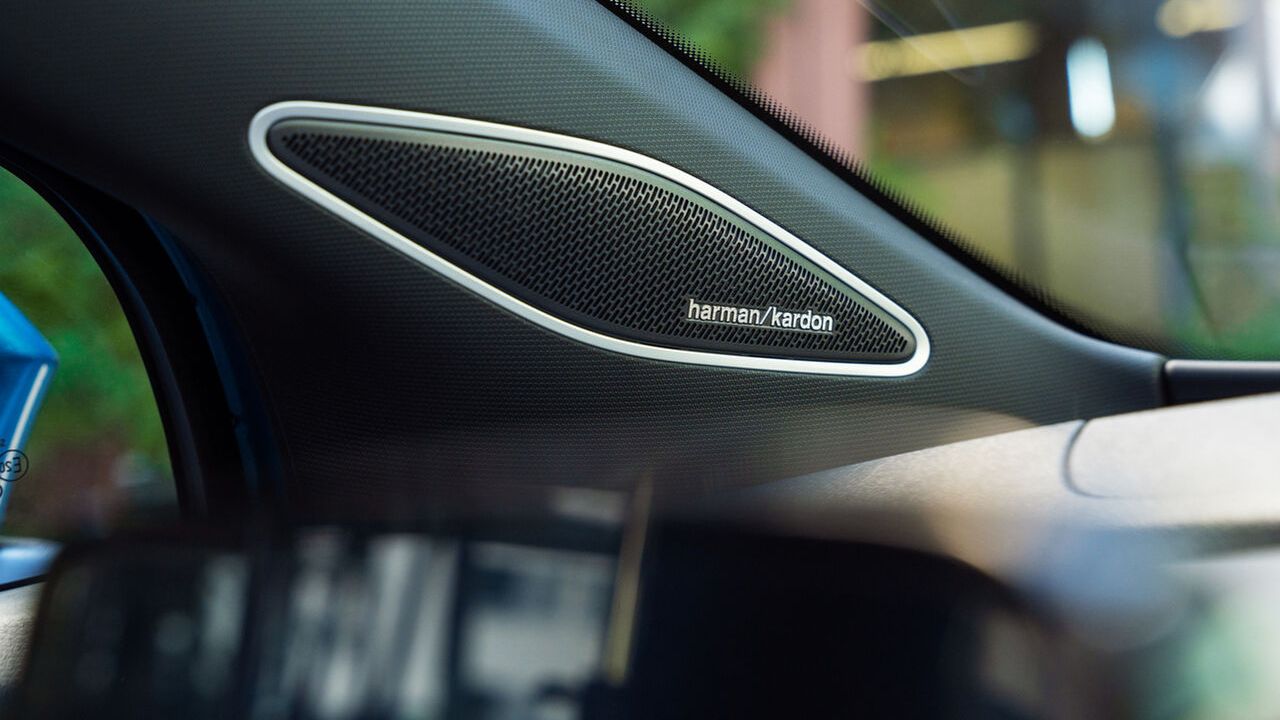Detajlni posnetek opcijskega zvočnika proizvajalca Harman Kardon v A-stebričku modela VW ID.4. Zvočnik prepriča z elegantnim dizajnom in dovršenim zvokom.