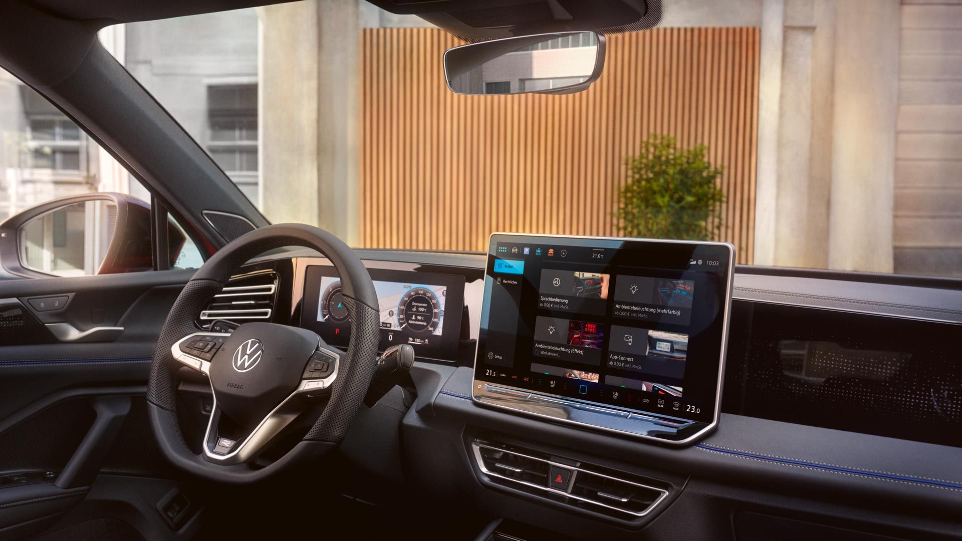 Notranjost VW Tiguana s pogledom na veliki zaslon.