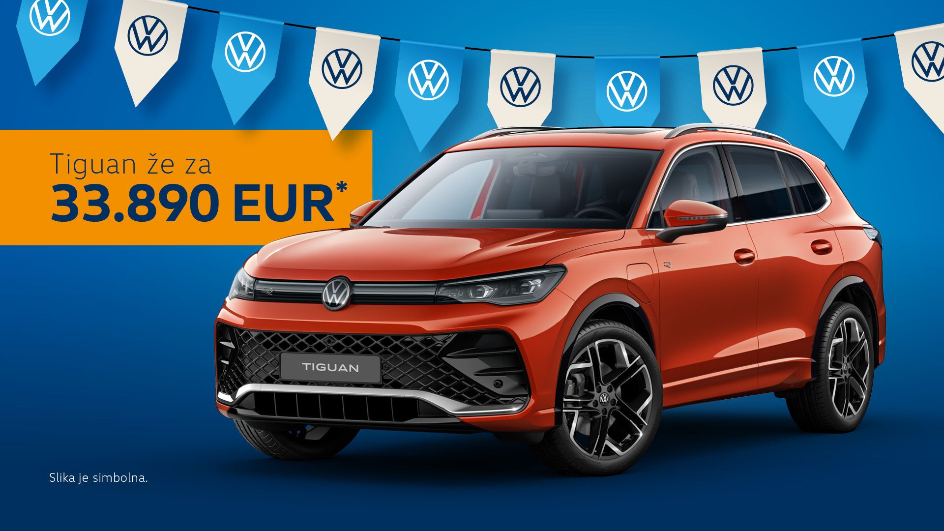 Oglas prikazuje Volkswagen Tiguan z napisom »Tiguan že za 33.890 EUR*« na oranžnem polju. V ozadju so modre zastavice z logotipom Volkswagna na modrem ozadju. Spodaj levo je droben napis, da je slika simbolična.