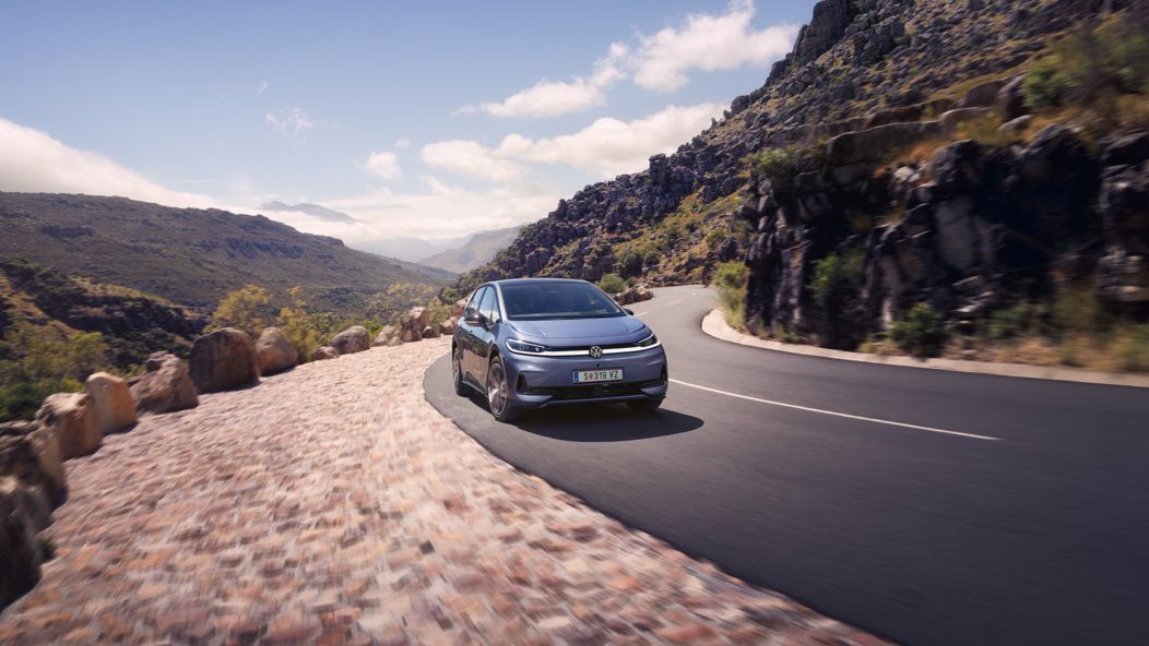 Moder VW ID.3 Neo vozi po vijugasti gorski cesti