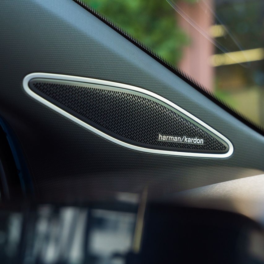 Detajlni posnetek opcijskega zvočnika proizvajalca Harman Kardon v A-stebričku modela VW ID.4. Zvočnik prepriča z elegantnim dizajnom in dovršenim zvokom.