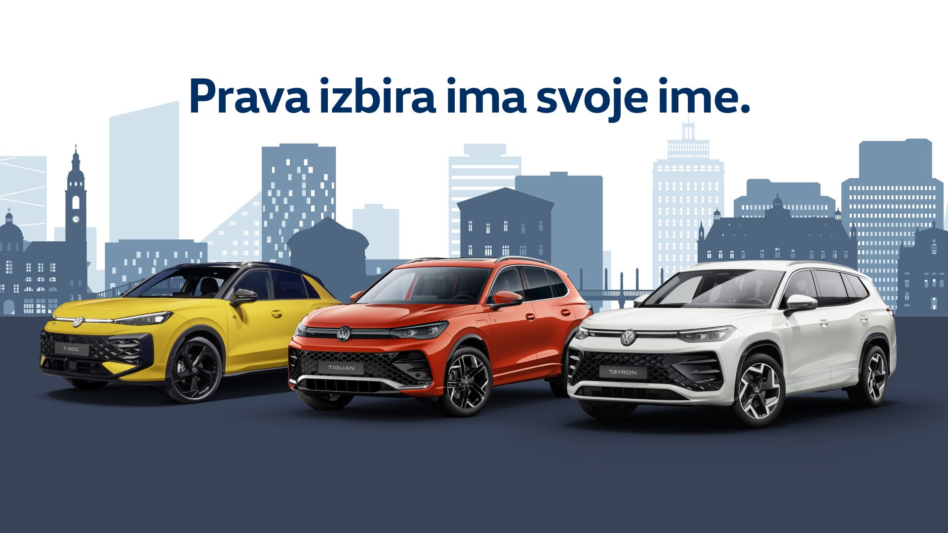 Oglas prikazuje Volkswagen T-Roc, Tiguan in Tayron, postavljeni v vrsto na temnem ozadju. Nad avtomobili je napis: »Prava izbira ima svoje ime.« Zgradbe v ozadju so stilizirane v modrih odtenkih in poudarjajo urbano okolje.