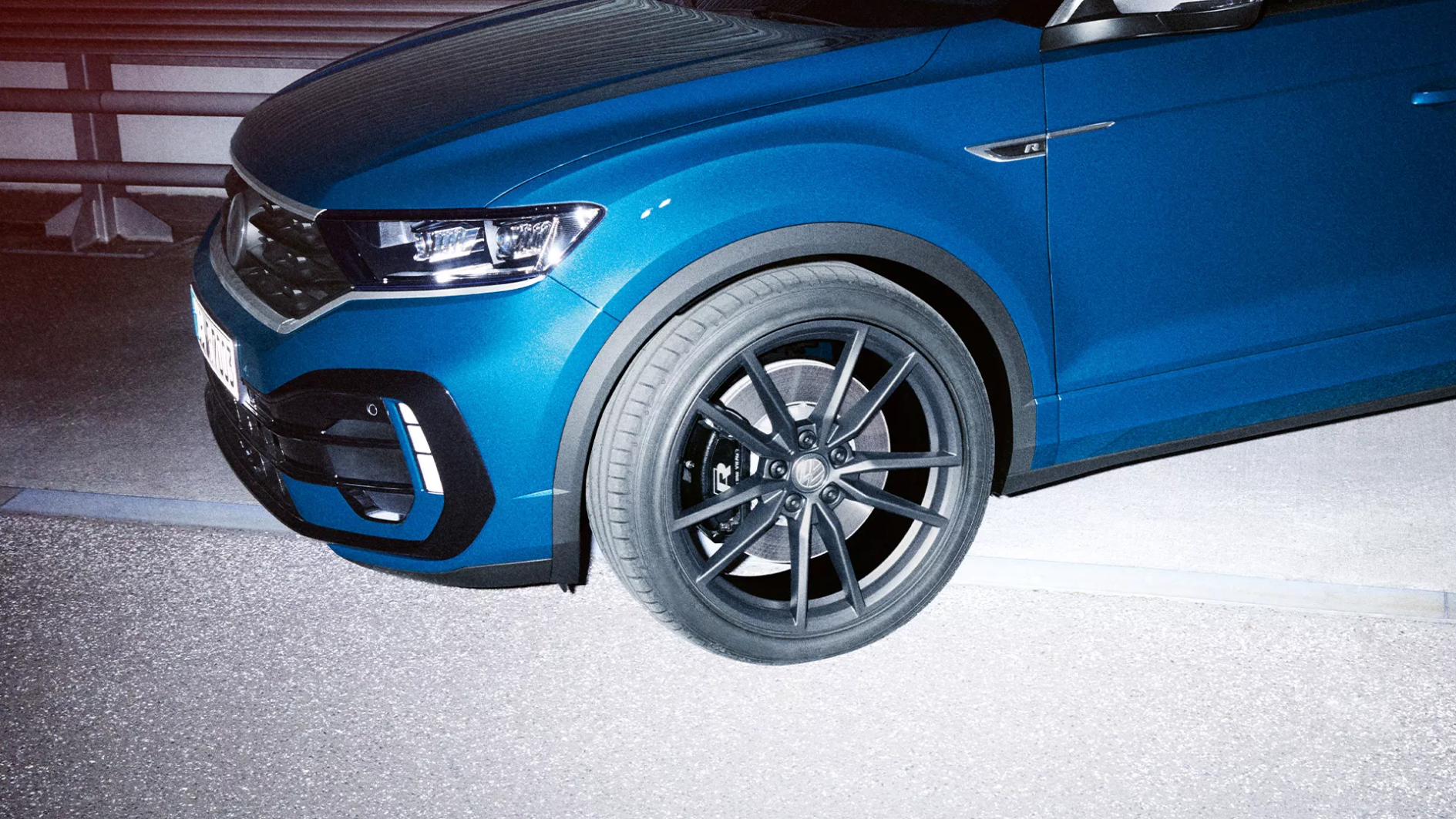 Pogled na VW T-Roc R od spredaj s strani, poudarek na kolesu