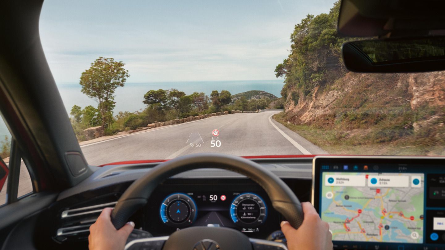  Ansicht des Head-Up-Displays und Digital Cockpit im VW Tiguan R-Line.